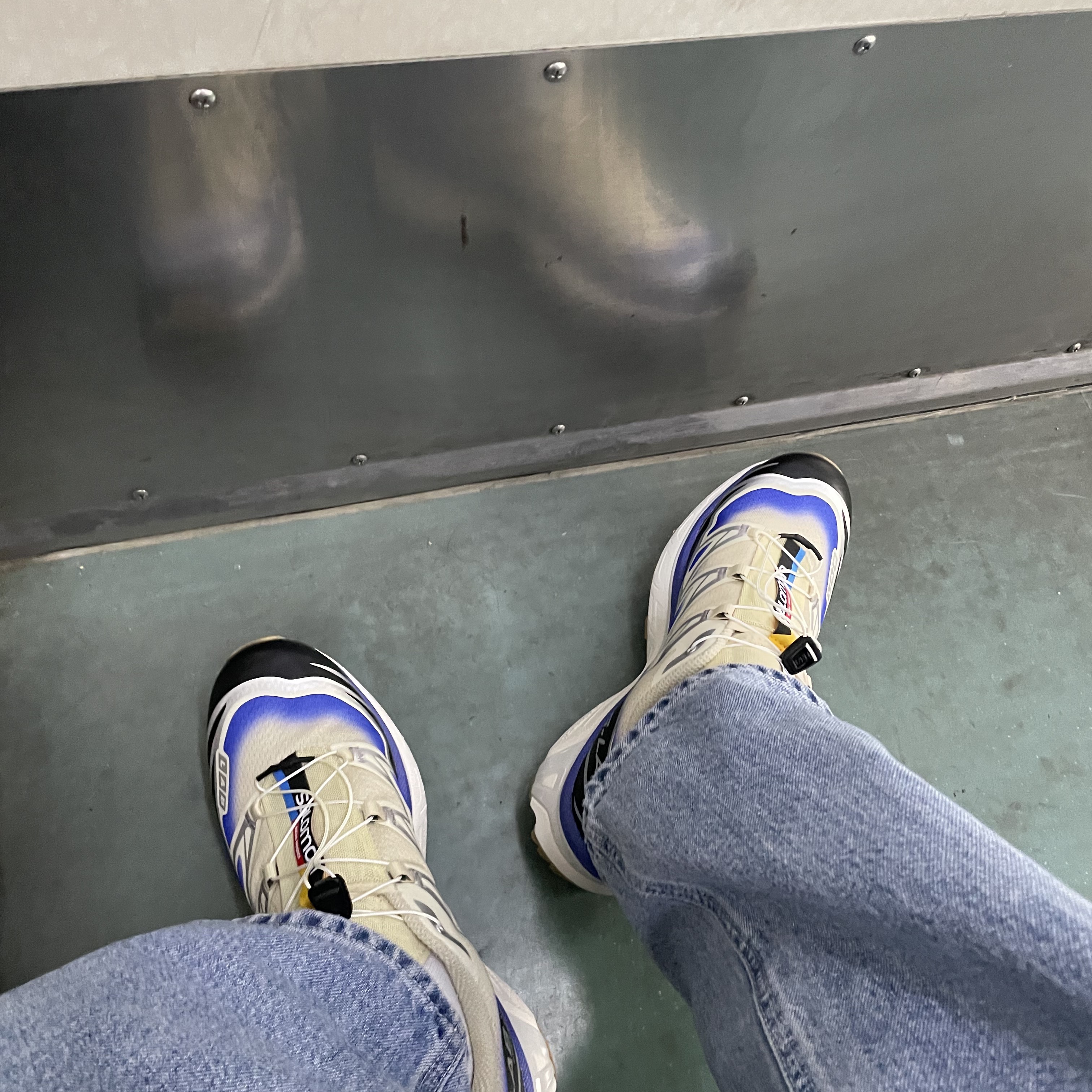 Salomon XT-6 Skyline Bleached Sand Dazzling Blue 착용 스타일