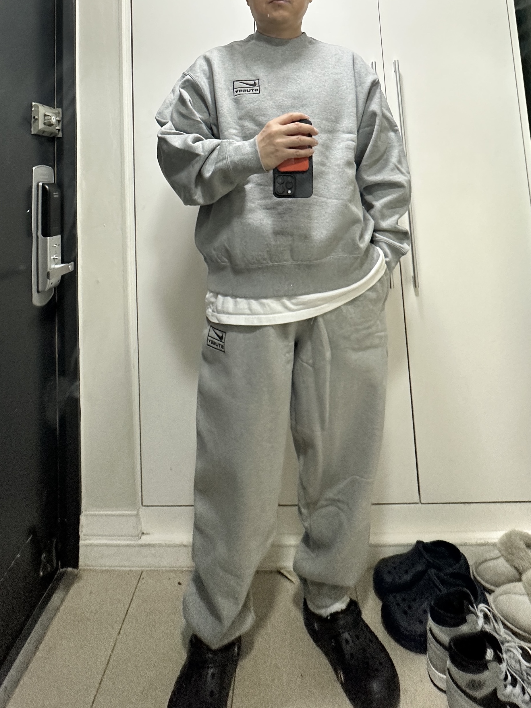 Nike x Stussy NRG Fleece Crewneck Dark Grey Heather (DO9337-063), Nike x Stussy NRG Fleece Pants Dark Grey Heather (DO9340-063) 착용 스타일 - 1