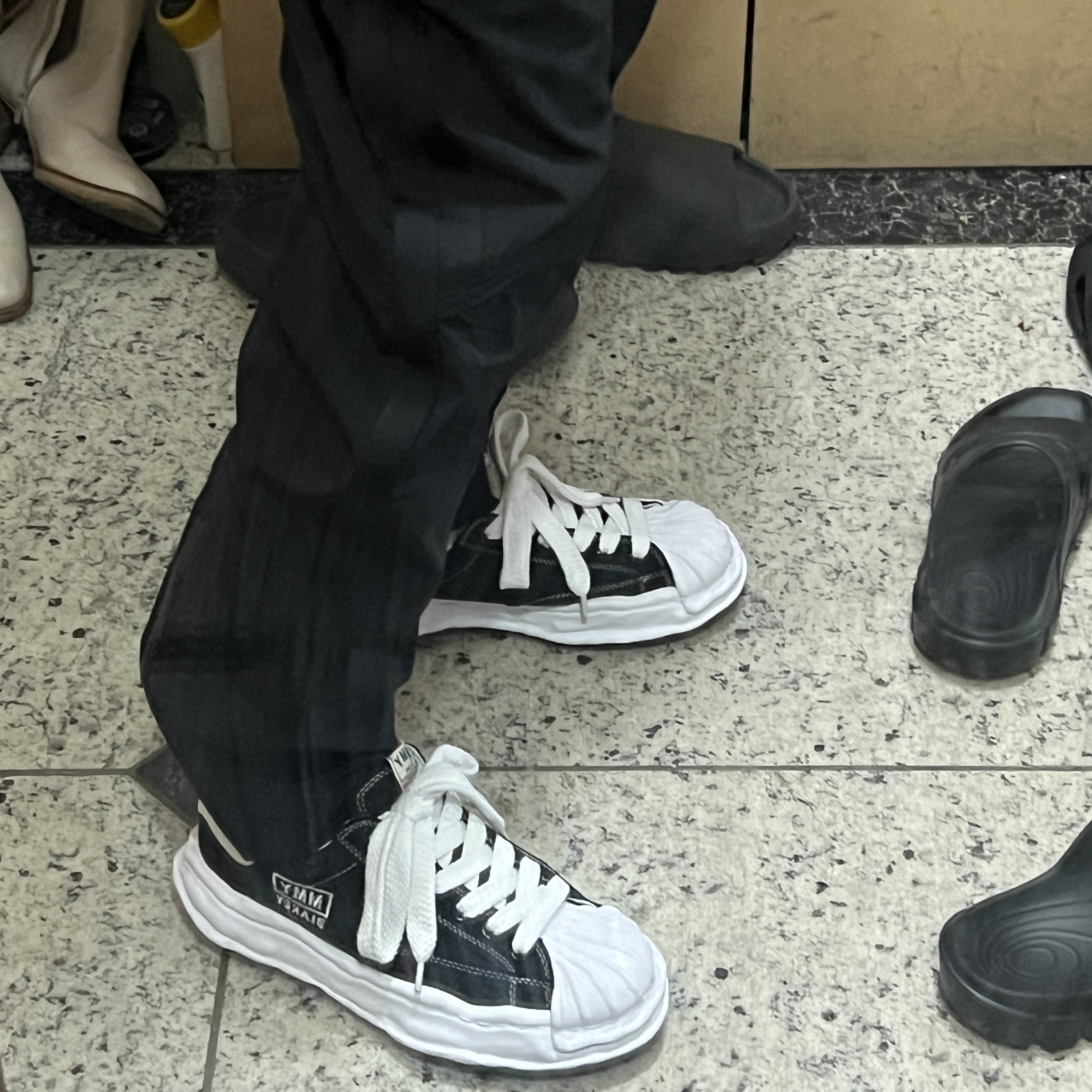 Maison Mihara Yasuhiro Blakey OG Sole Canvas Low-top Sneakers Black White 착용 스타일