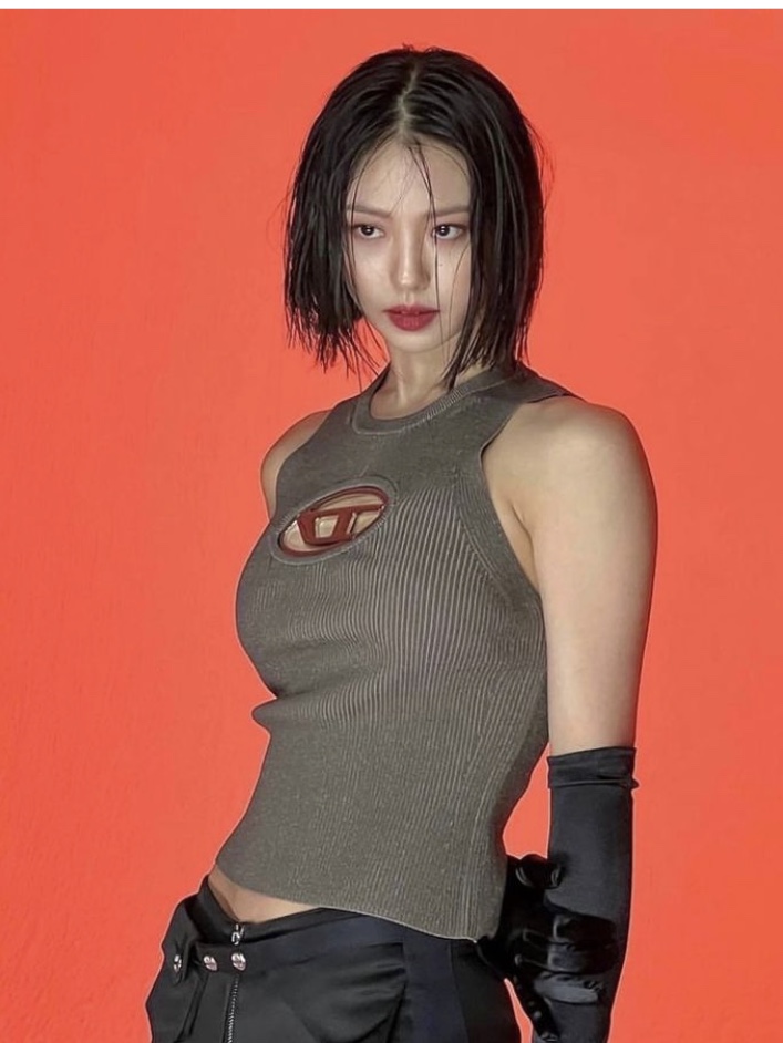 (W) Diesel M-Onerva-Top Cut-Out Knit Top with Logo Plaque Brown 착용 스타일