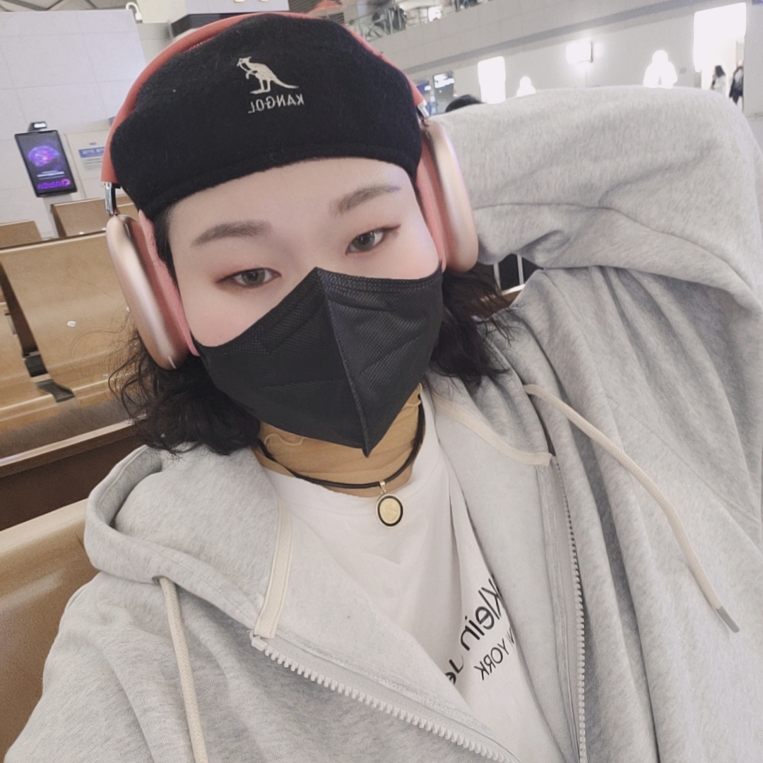 Apple AirPods Max Lightning Pink (Korean Ver.) 착용 스타일 - 2