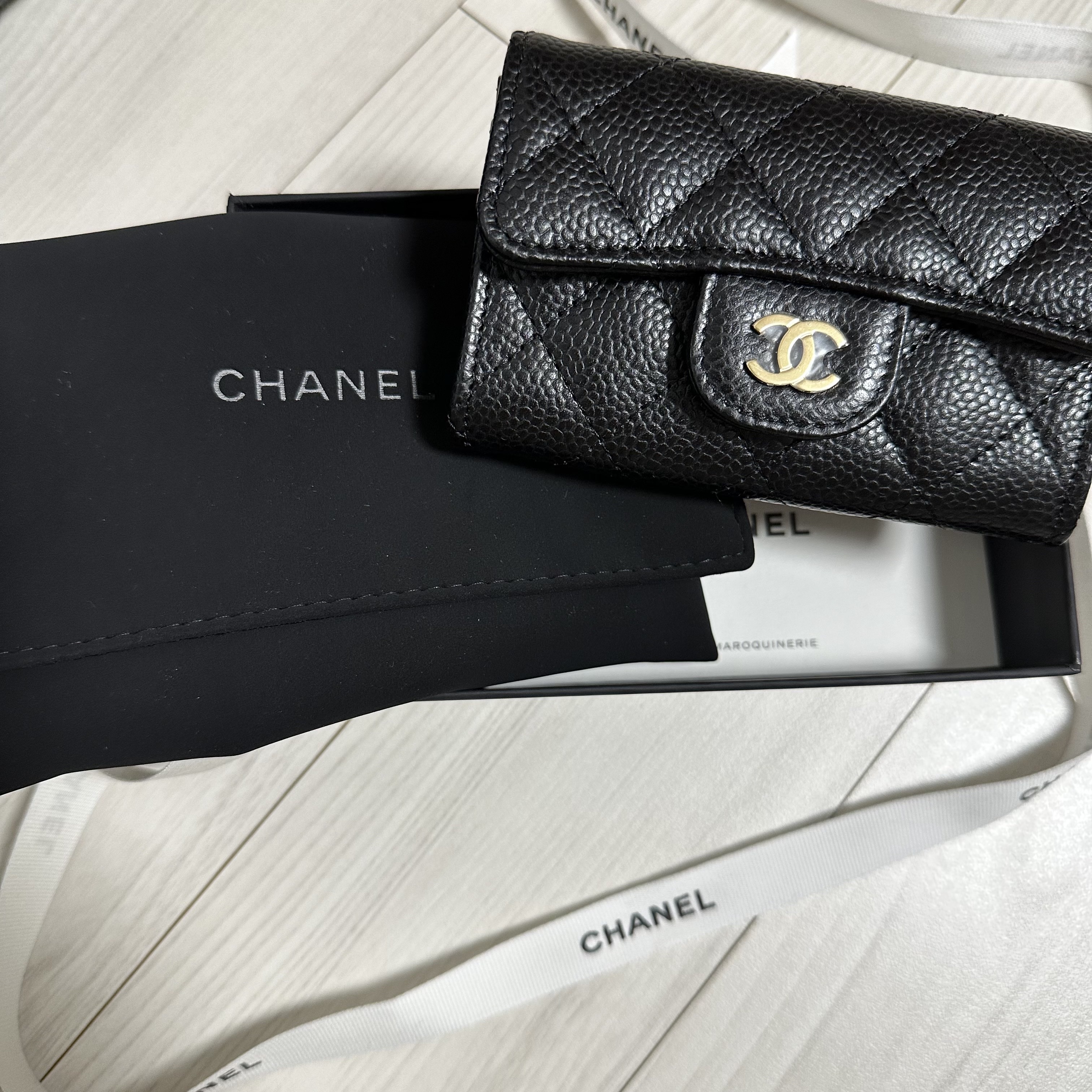 Chanel Classic Card Holder Grained Calfskin & Gold Black 착용 스타일