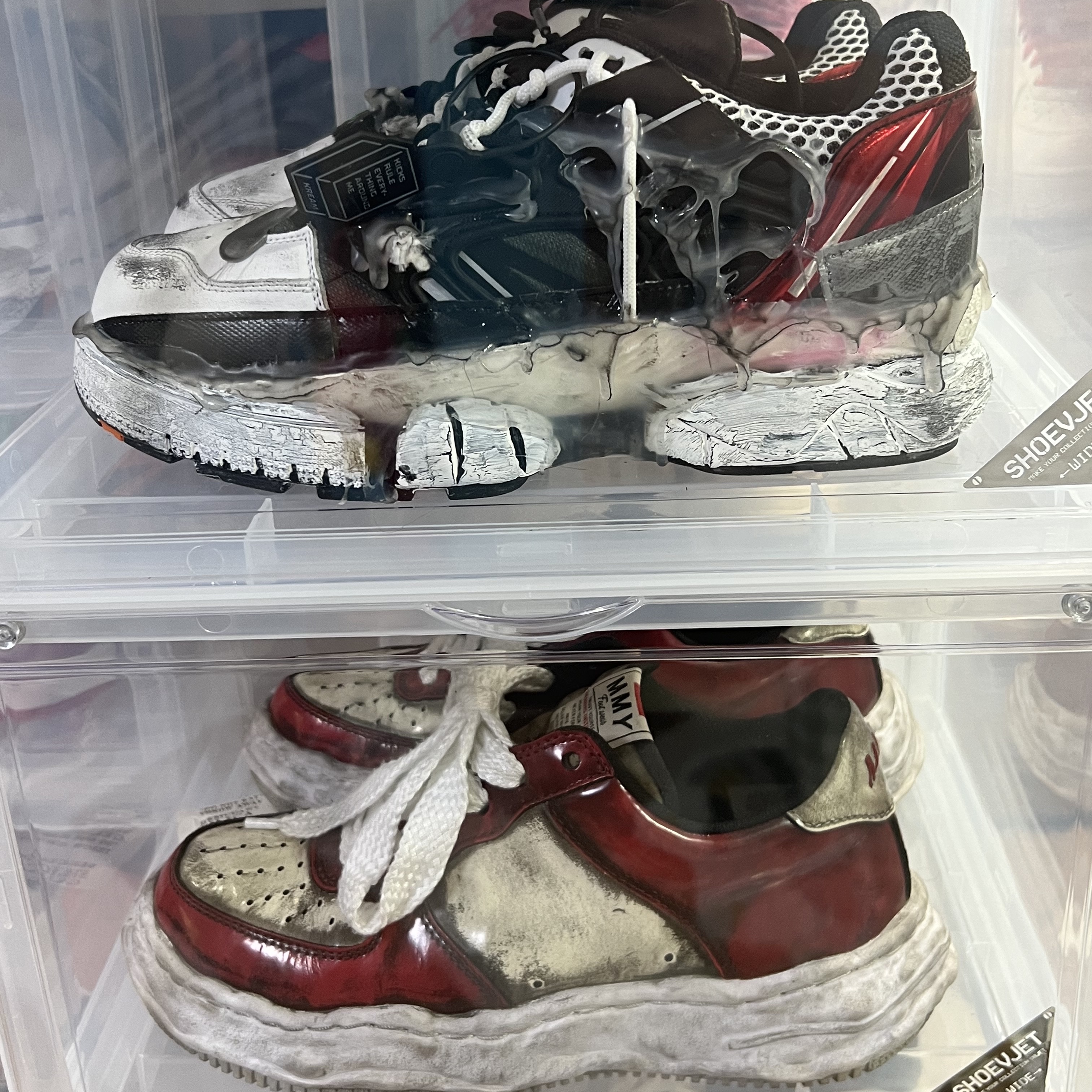 Maison Margiela Fusion Low Top Sneakers Black White Red, Maison Mihara Yasuhiro Wayne OG Sole Brushed Patent Low-top Sneakers Red 착용 스타일