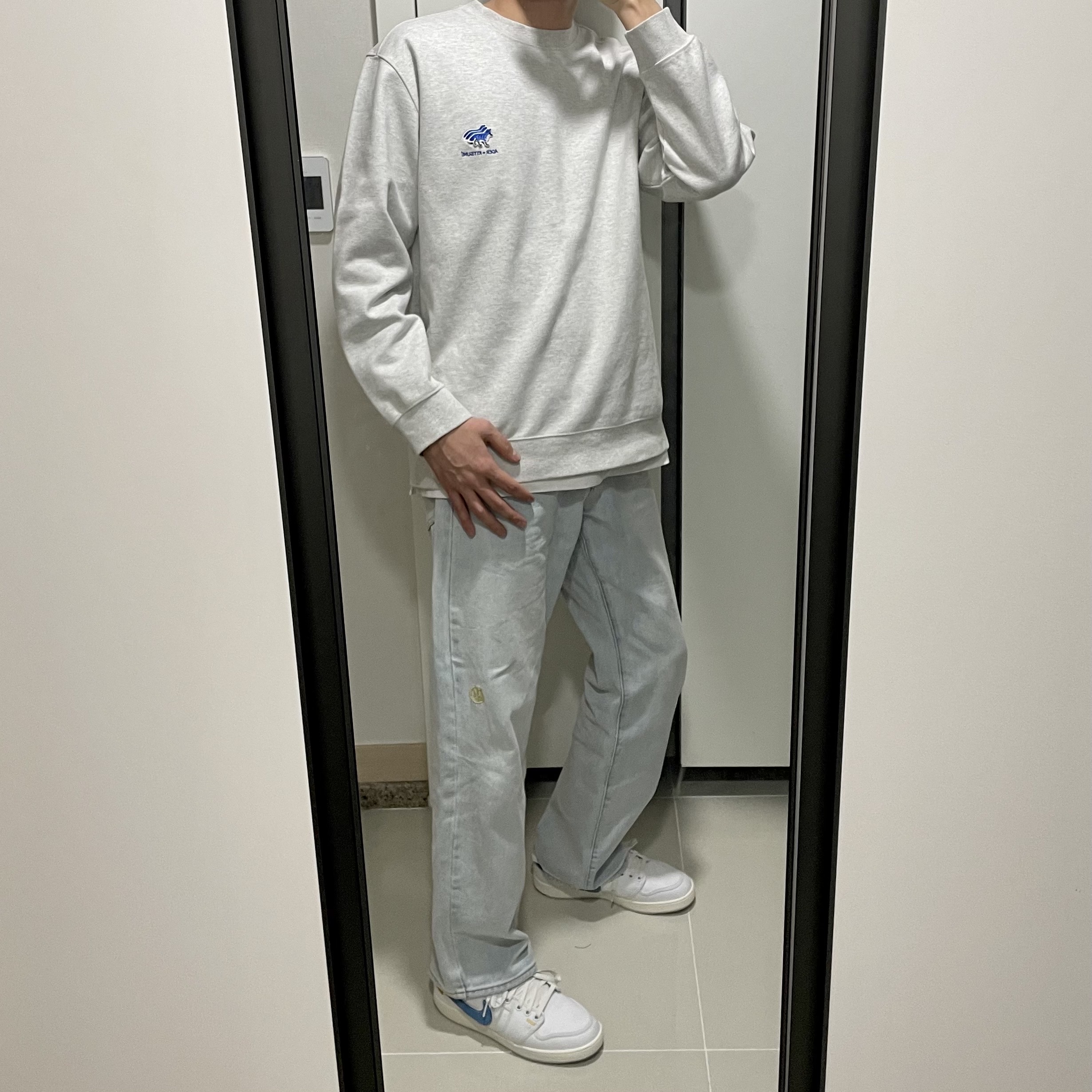 Jordan 1 x Union KO Low White, Maison Kitsune x Ader Error Layer Triple Fox Sweatshirt Oatmeal 착용 스타일 - 2