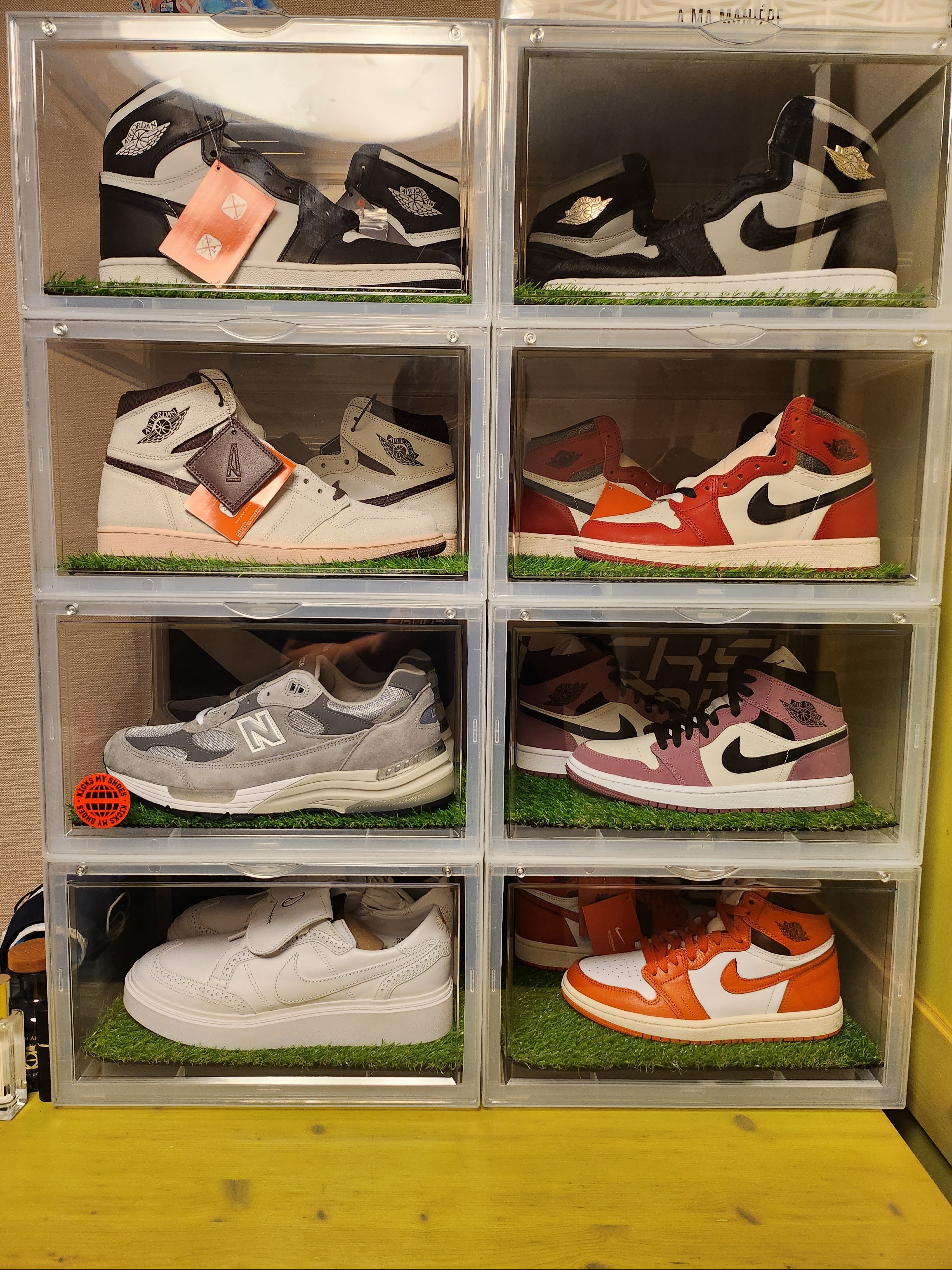 Jordan 1 x A Ma Maniere Retro High OG SP Sail and Burgundy, New Balance 992 Made in USA Grey - D Standard 착용 스타일