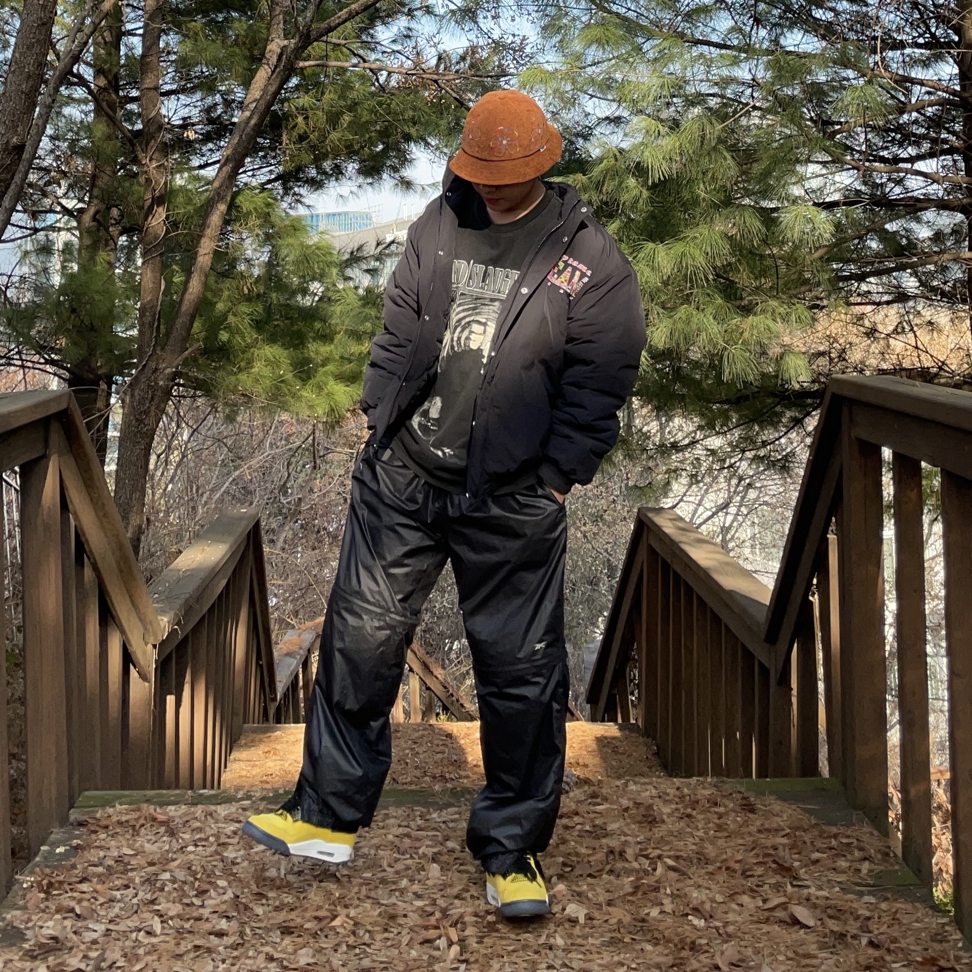 Jordan 4 Retro Tour Yellow, Supreme Team Puffy Jacket Black - 20SS 착용 스타일 - 1