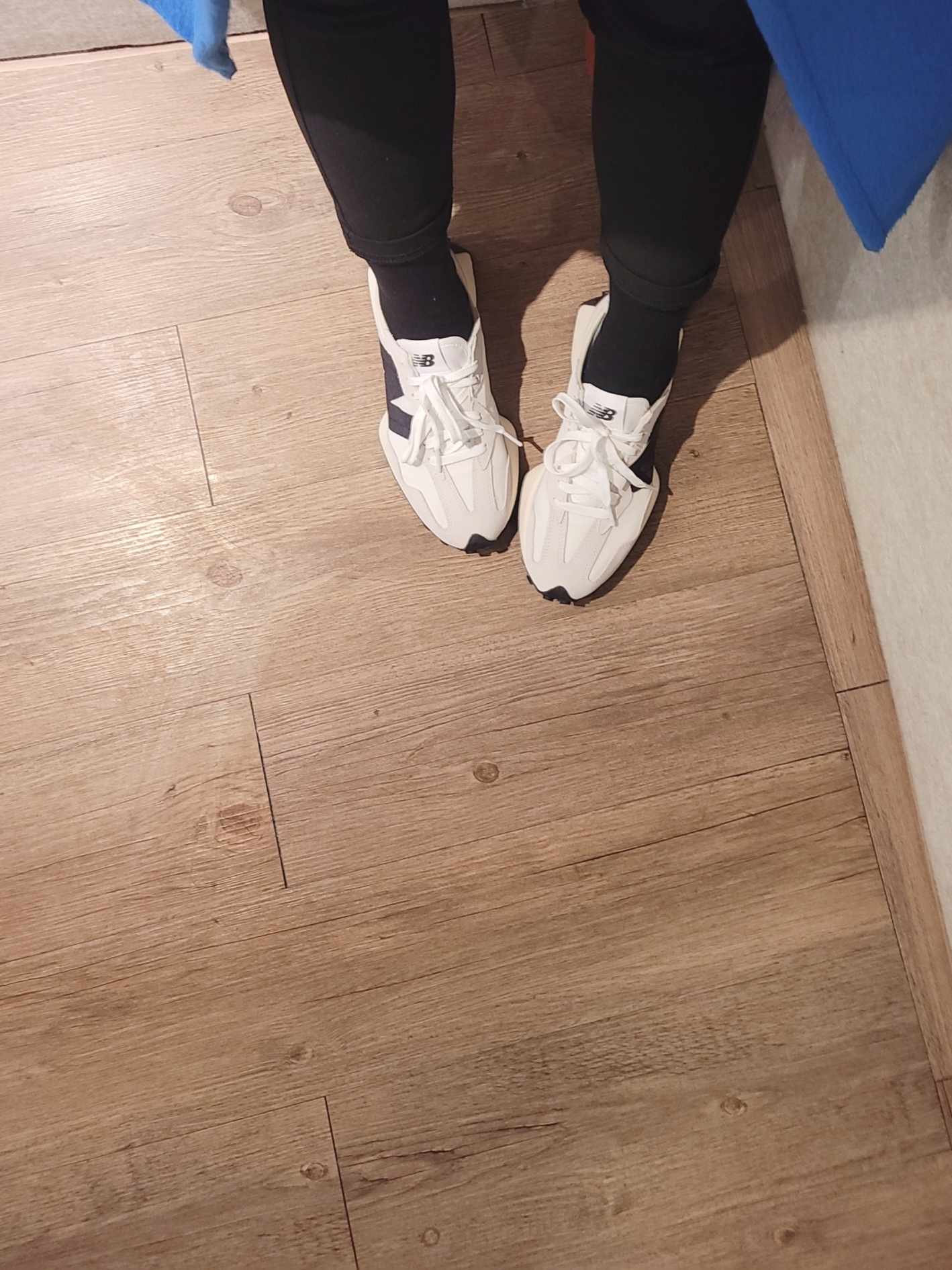 New Balance 327 White Black 착용 스타일