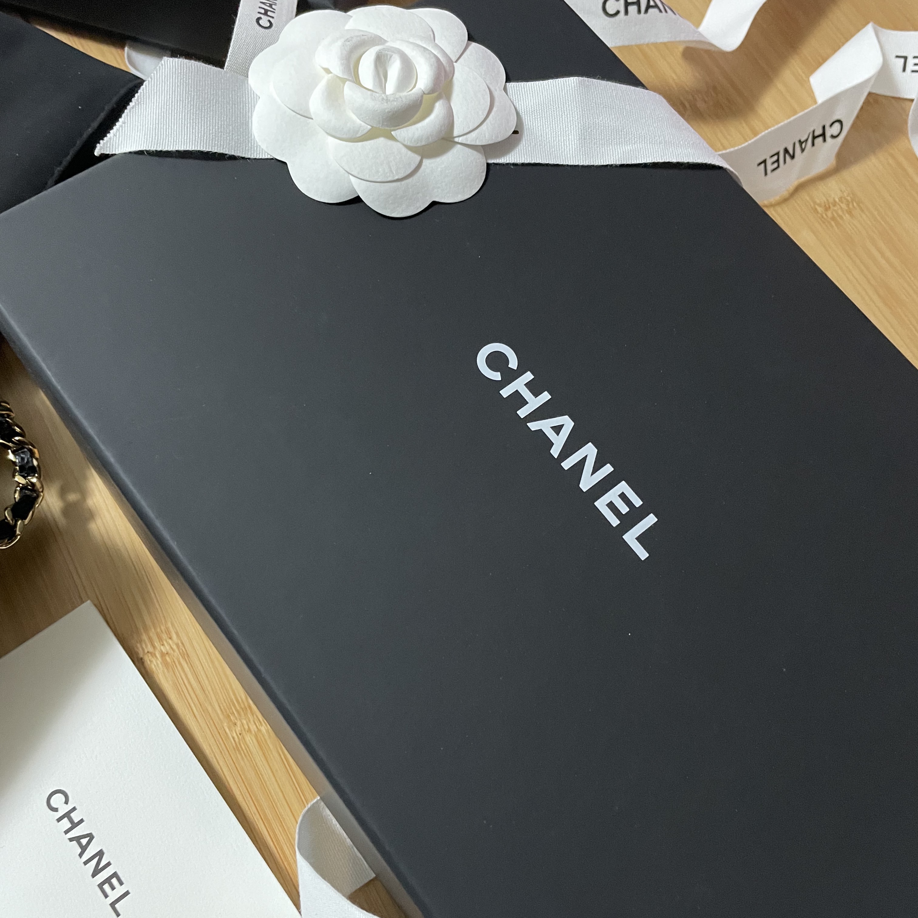 Chanel Classic Wallet On Chain Grained Calfskin & Gold Black, Chanel Classic Zipped Coin Purse Grained Calfskin & Gold Black 착용 스타일 - 3