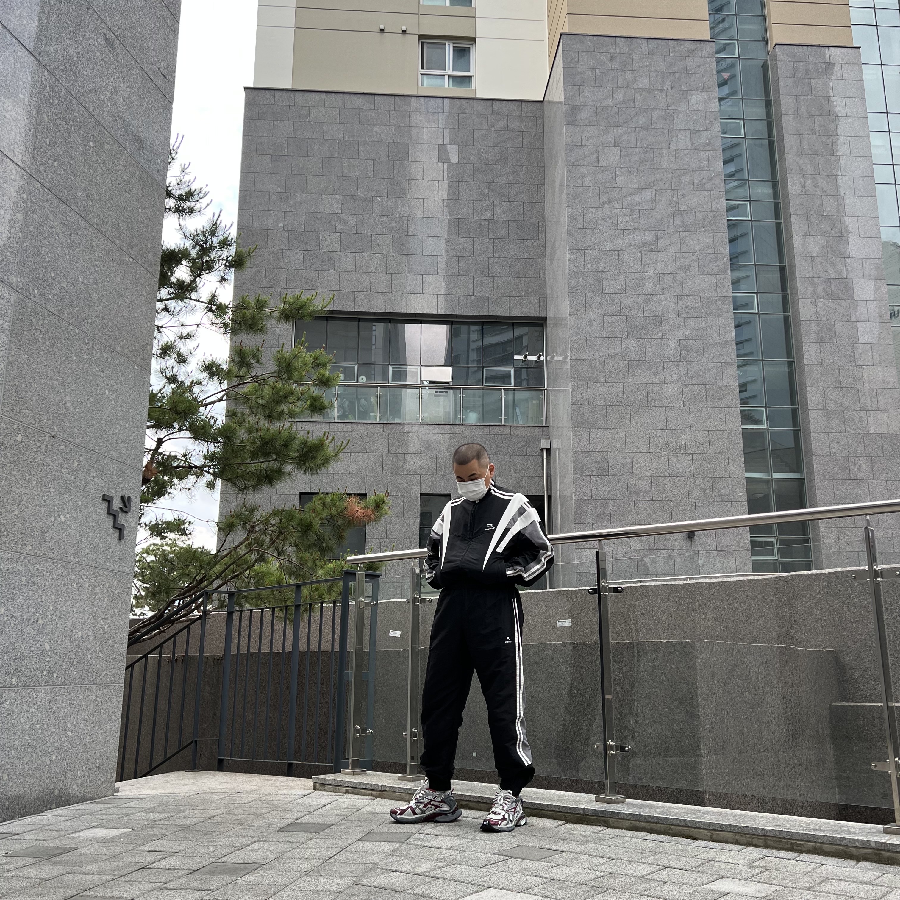 Balenciaga Runner Sneakers Grey Burgundy 착용 스타일