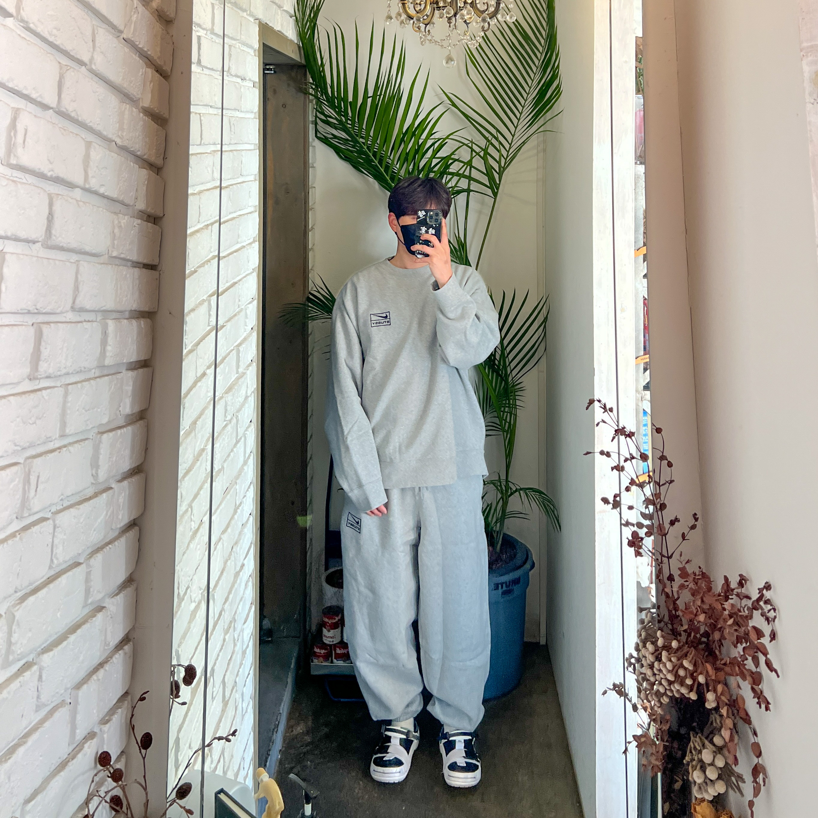 Nike x Stussy NRG Fleece Pants Dark Grey Heather (DO9340-063), Nike x Stussy NRG Fleece Crewneck Dark Grey Heather (DO9337-063) 착용 스타일 - 2