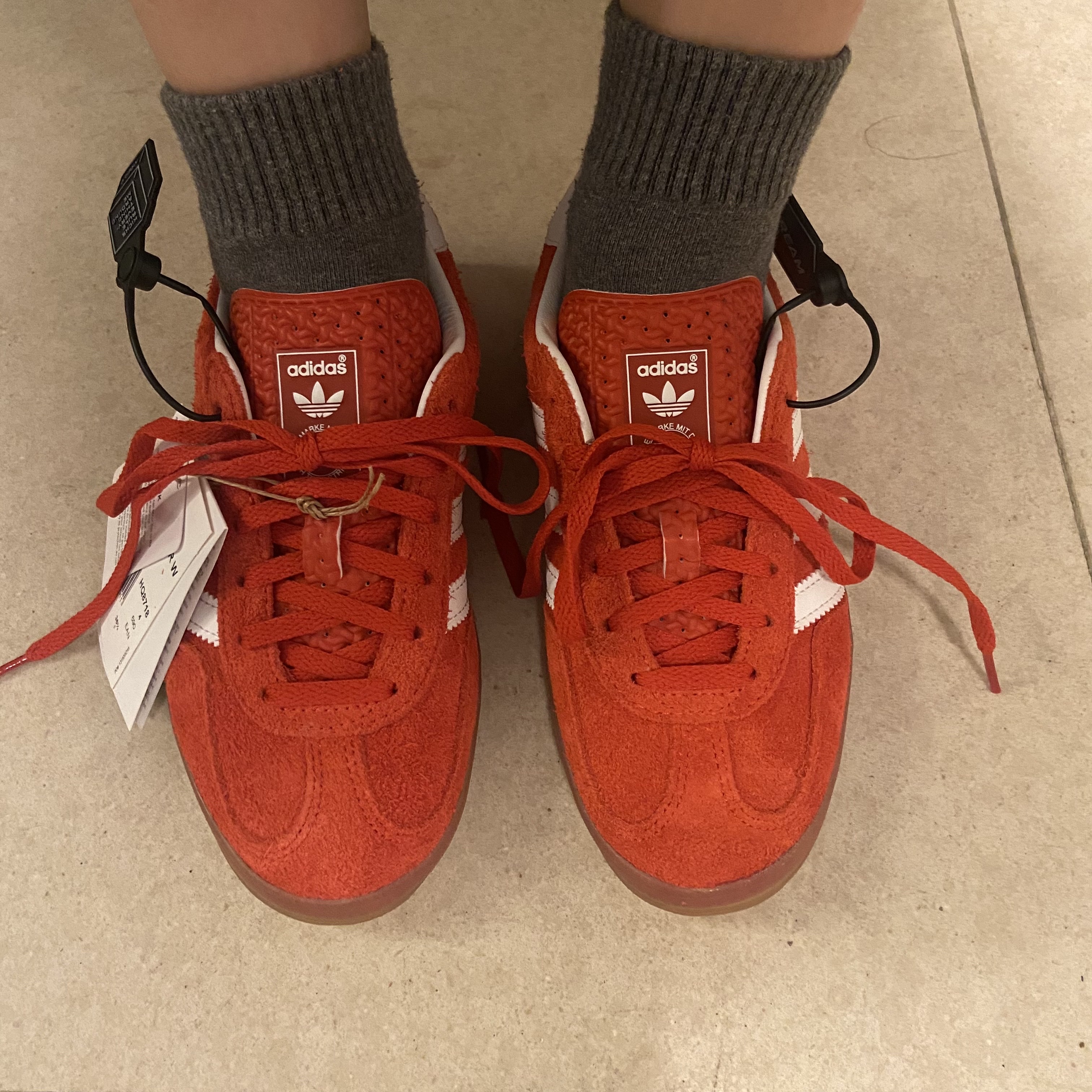 (W) Adidas Gazelle Indoor Bold Orange Cloud White 착용 스타일