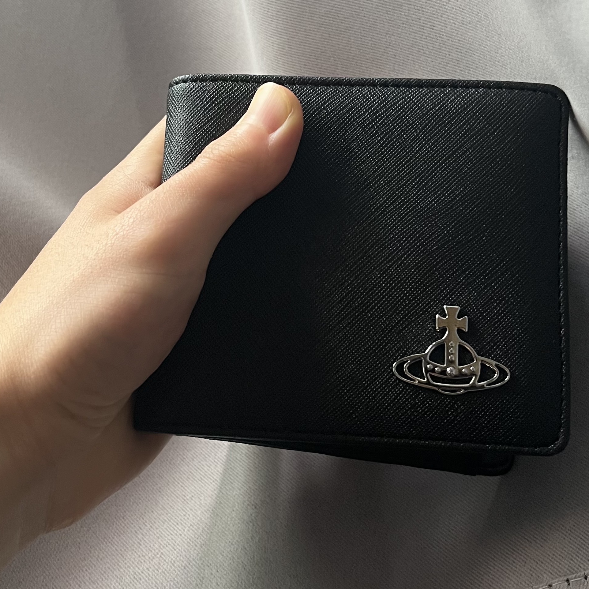 비비안 웨스트우드 코인 포켓 더비 빌 폴드 지갑 블랙 | Vivienne Westwood | KREAM