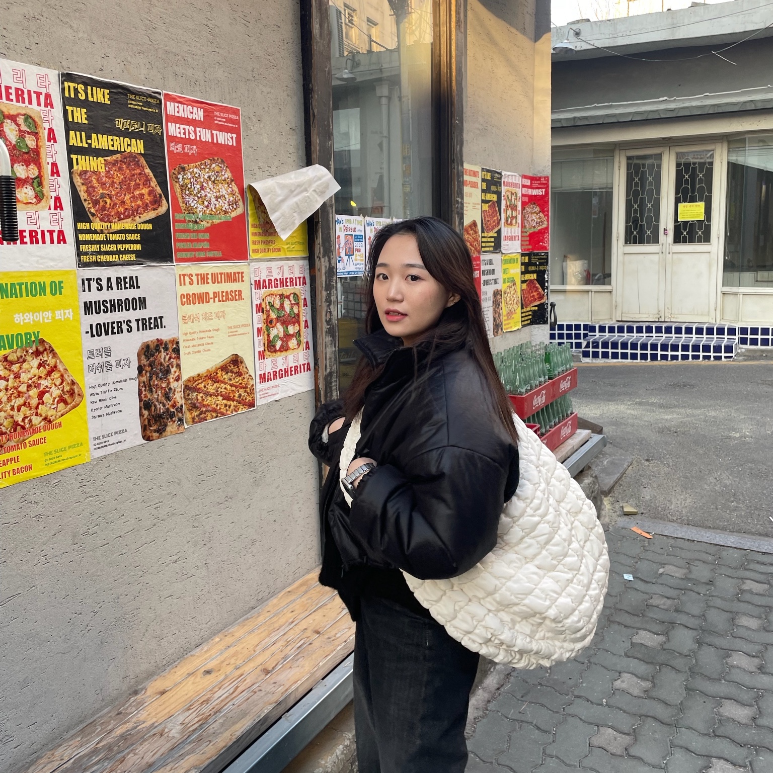 COS Quilted Oversized Shoulder Bag Off White Light Beige 착용 스타일 - 1