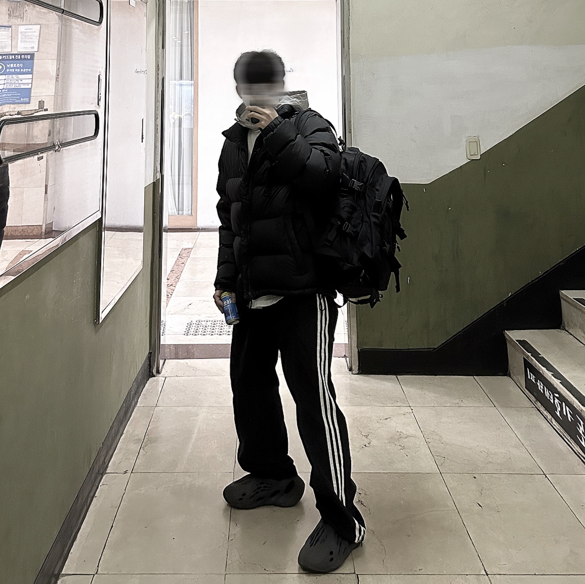 The North Face 1992 Nuptse Jacket Black, Adidas Yeezy Foam RNNR Onyx 착용 스타일