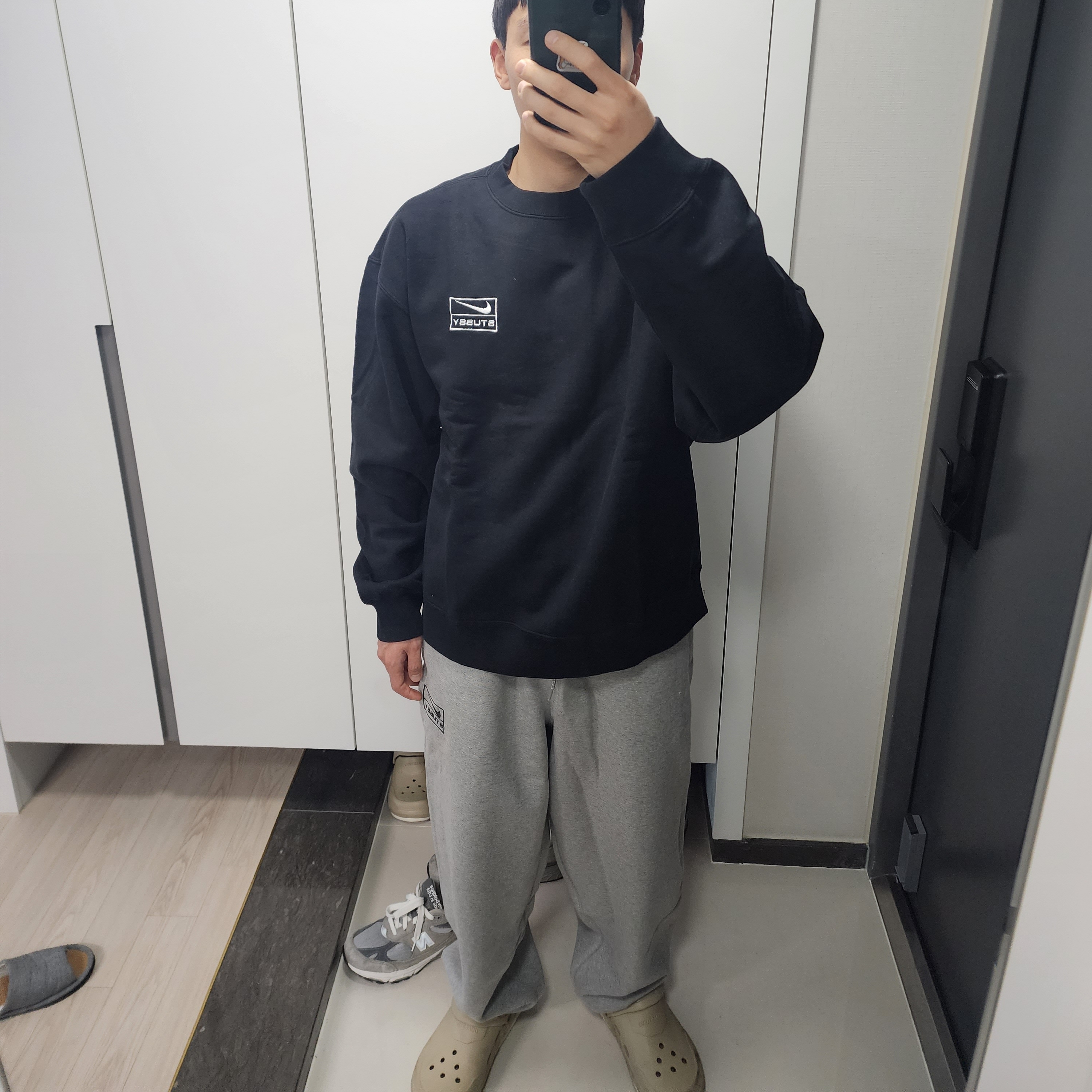 Nike x Stussy NRG Washed Fleece Crewneck Black (DO5310-010) 착용 스타일 - 2