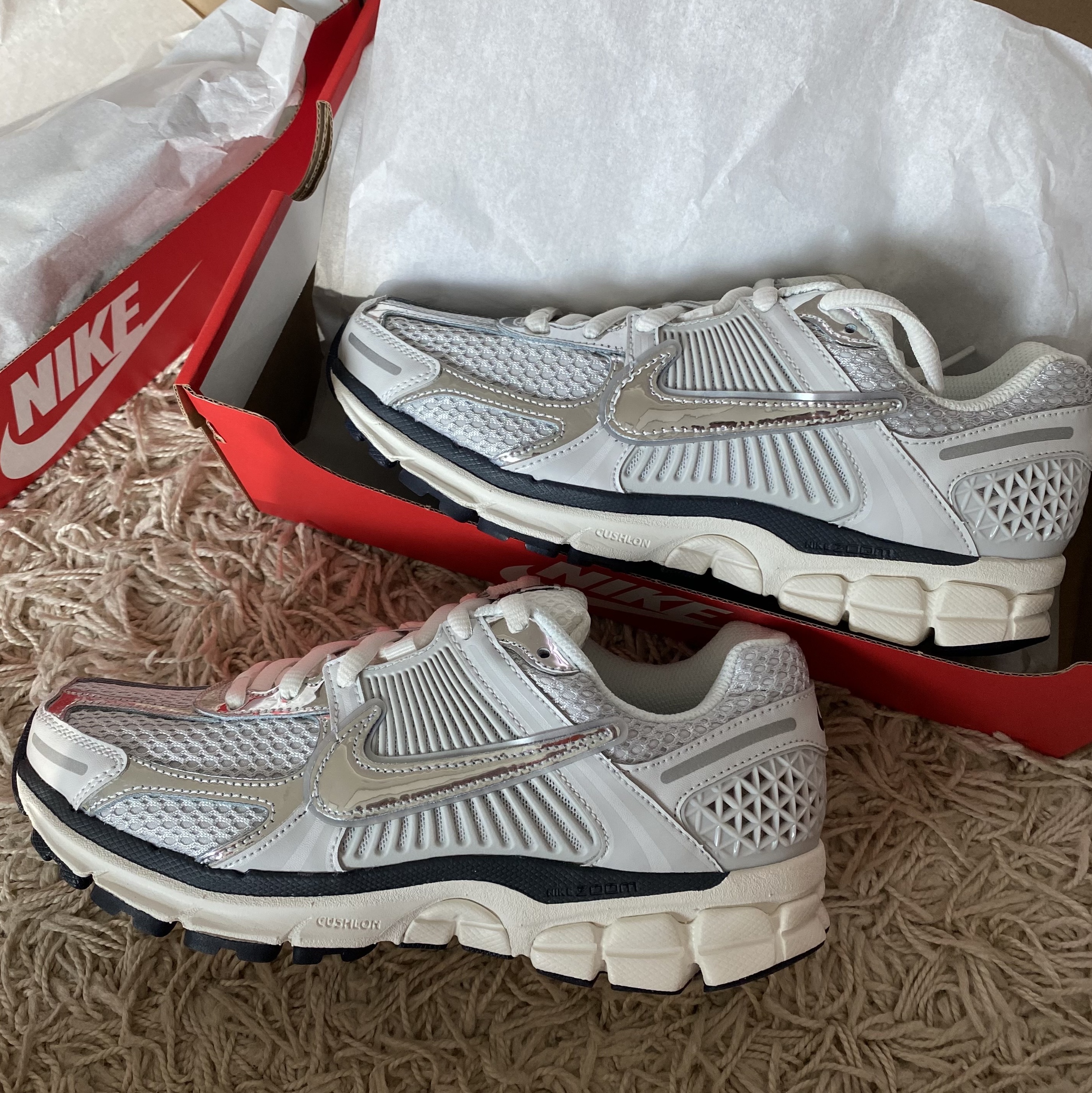 (W) Nike Zoom Vomero 5 Photon Dust and Metallic Silver 착용 스타일