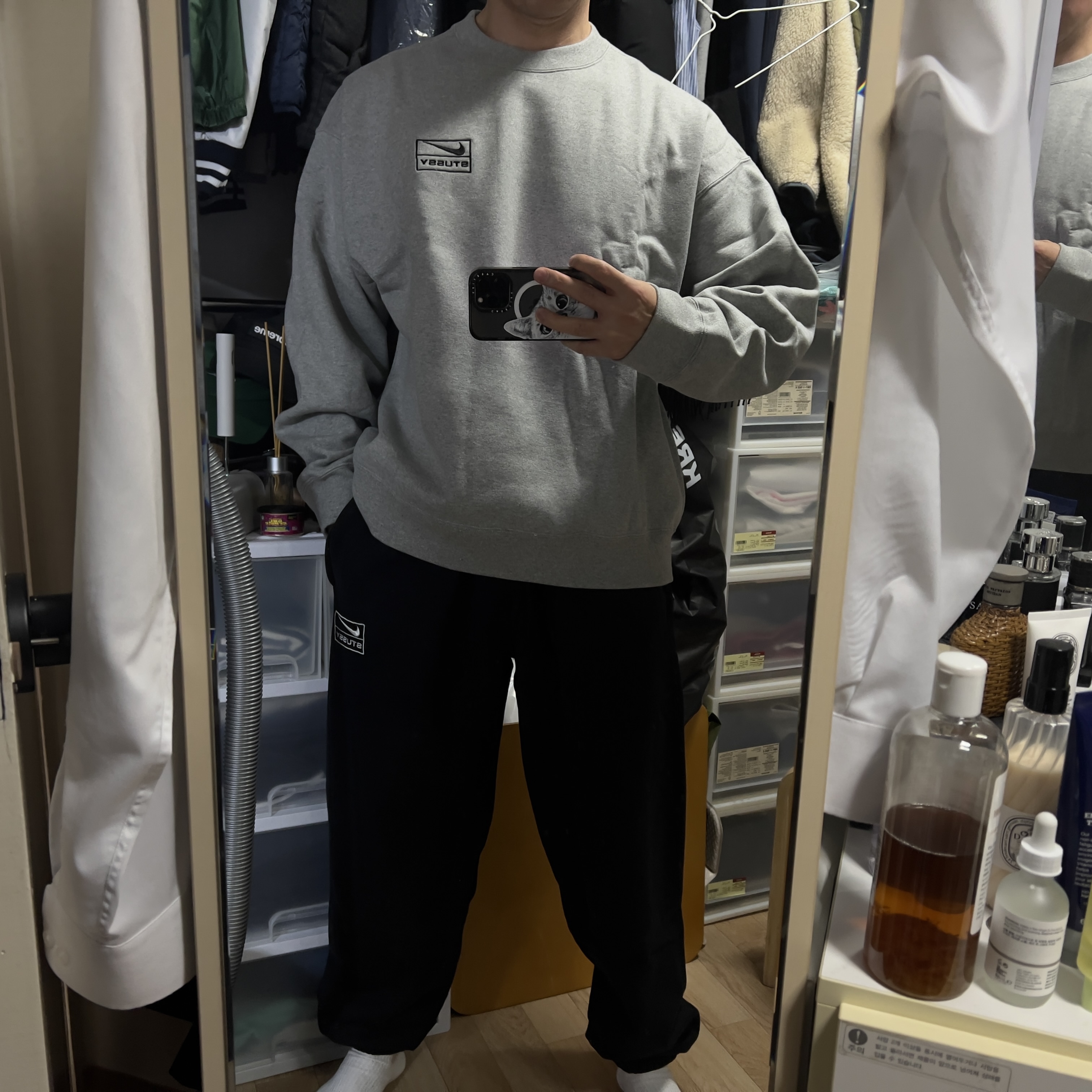 Nike x Stussy NRG Fleece Crewneck Dark Grey Heather (DO9337-063), Nike x Stussy NRG Washed Fleece Pants Black (DO5296-010) 착용 스타일