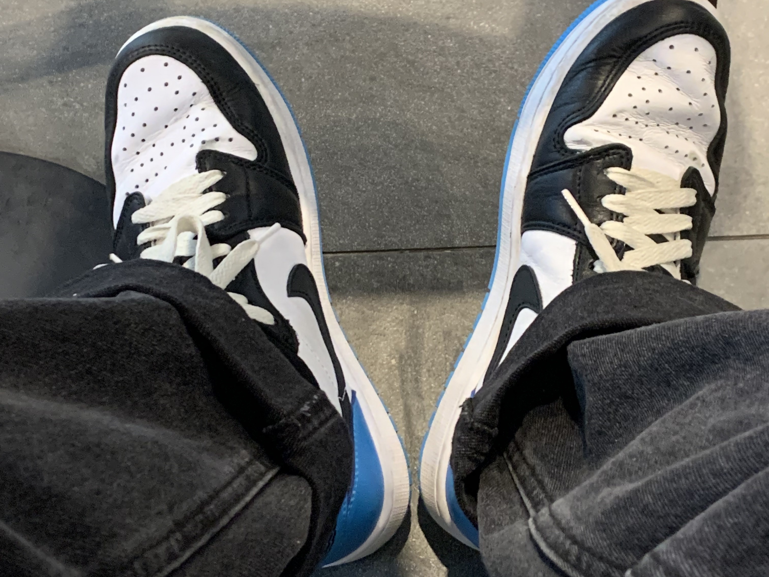 Jordan 1 Retro Low OG Black and Dark Powder Blue 착용 스타일 - 1