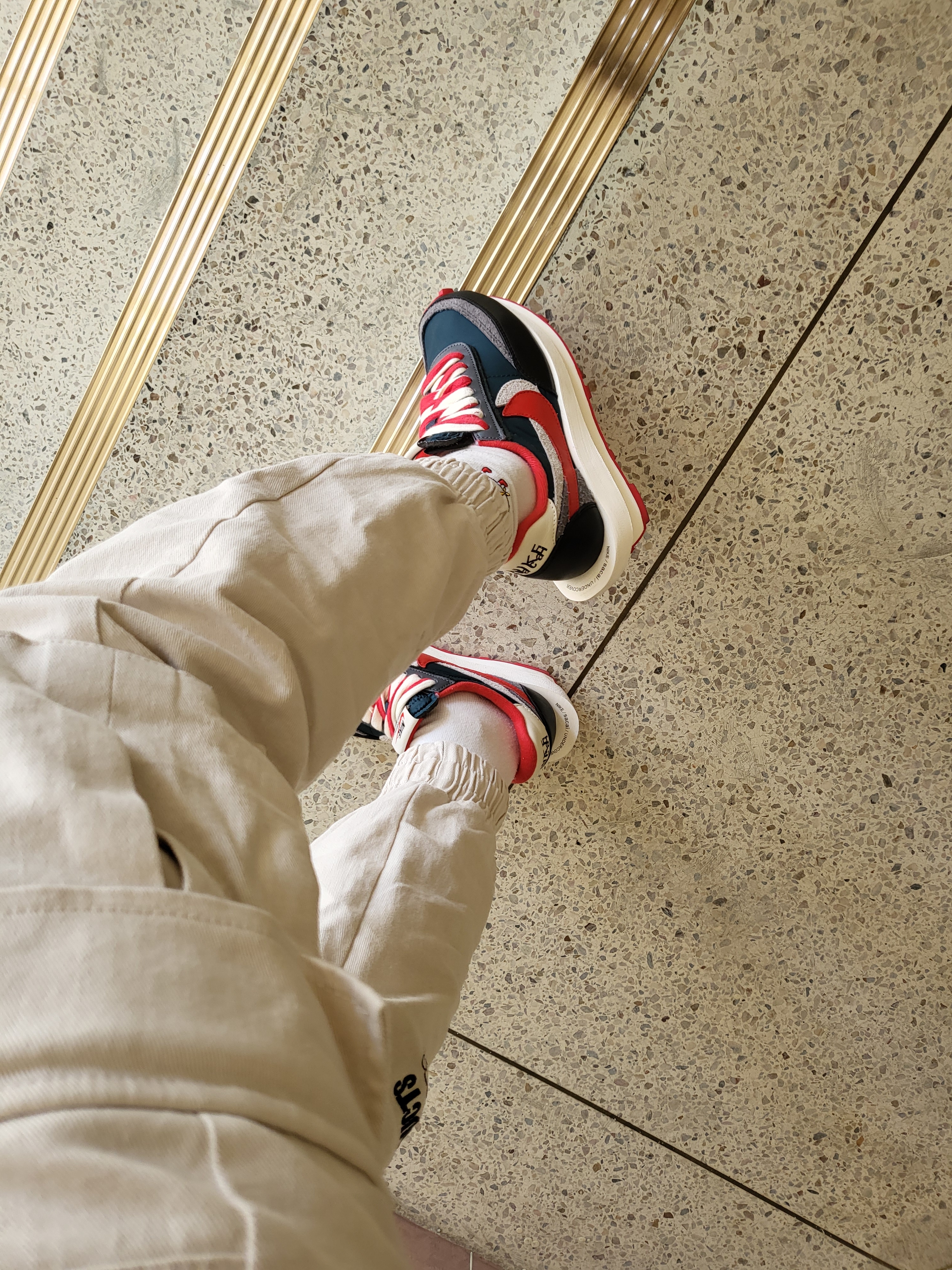 Nike x Sacai x Undercover LDWaffle Midnight Spruce University Red 착용 스타일 - 2