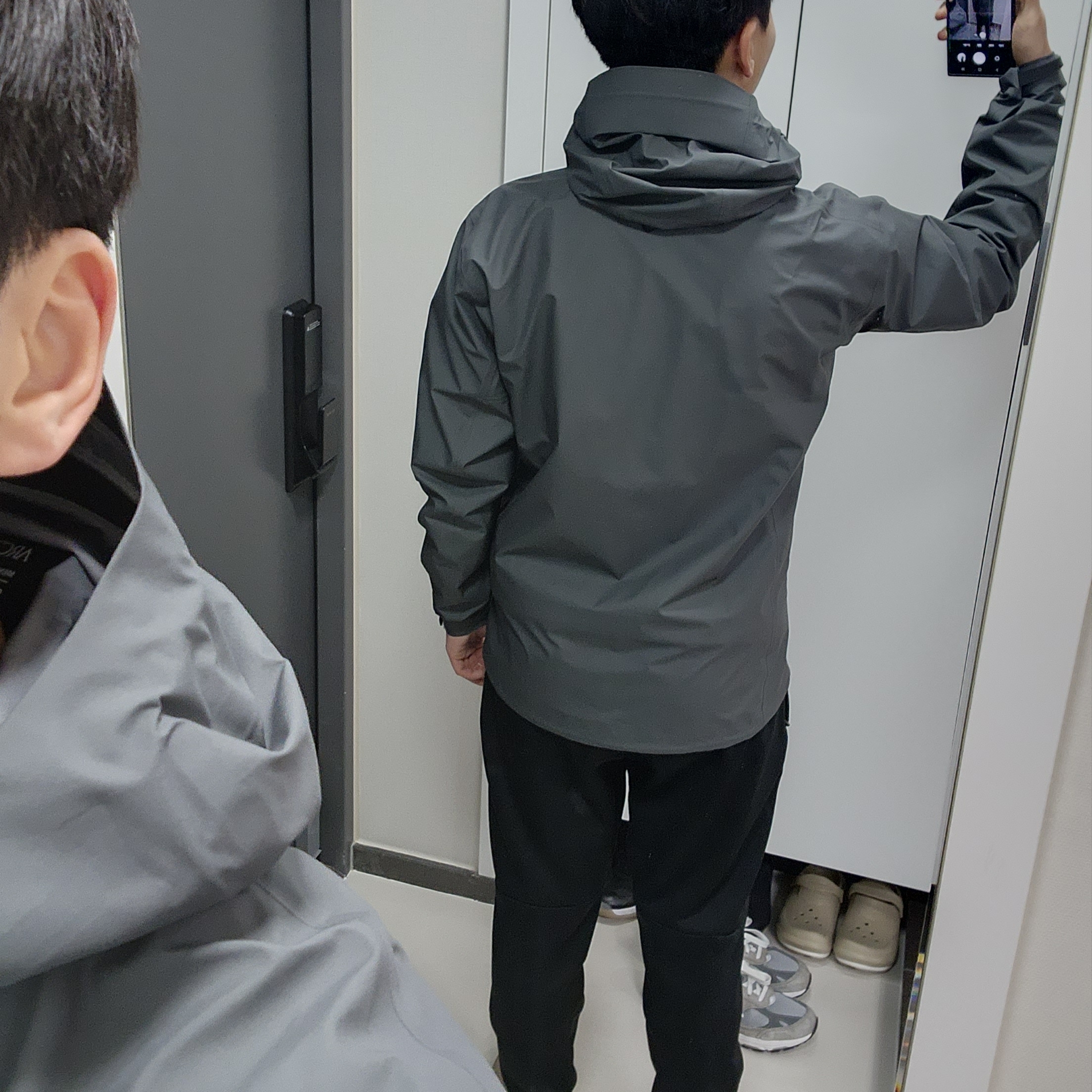 Arc'teryx Beta Jacket Cloud 착용 스타일 - 4