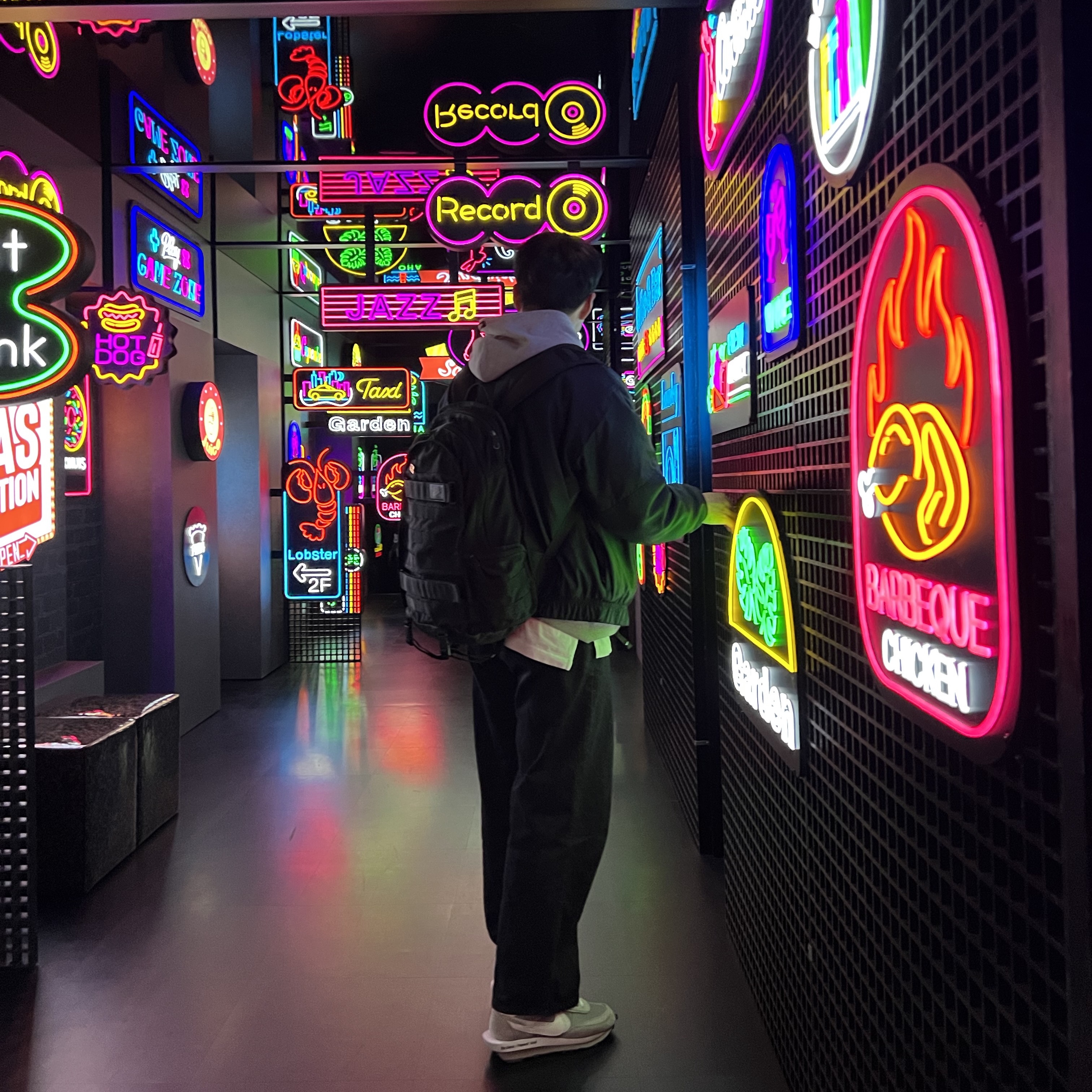 Nike NRG Solo Swoosh Satin Bomber Jacket Black - Asia, Nike x Sacai x Fragment LDWaffle Light Smoke Grey 착용 스타일