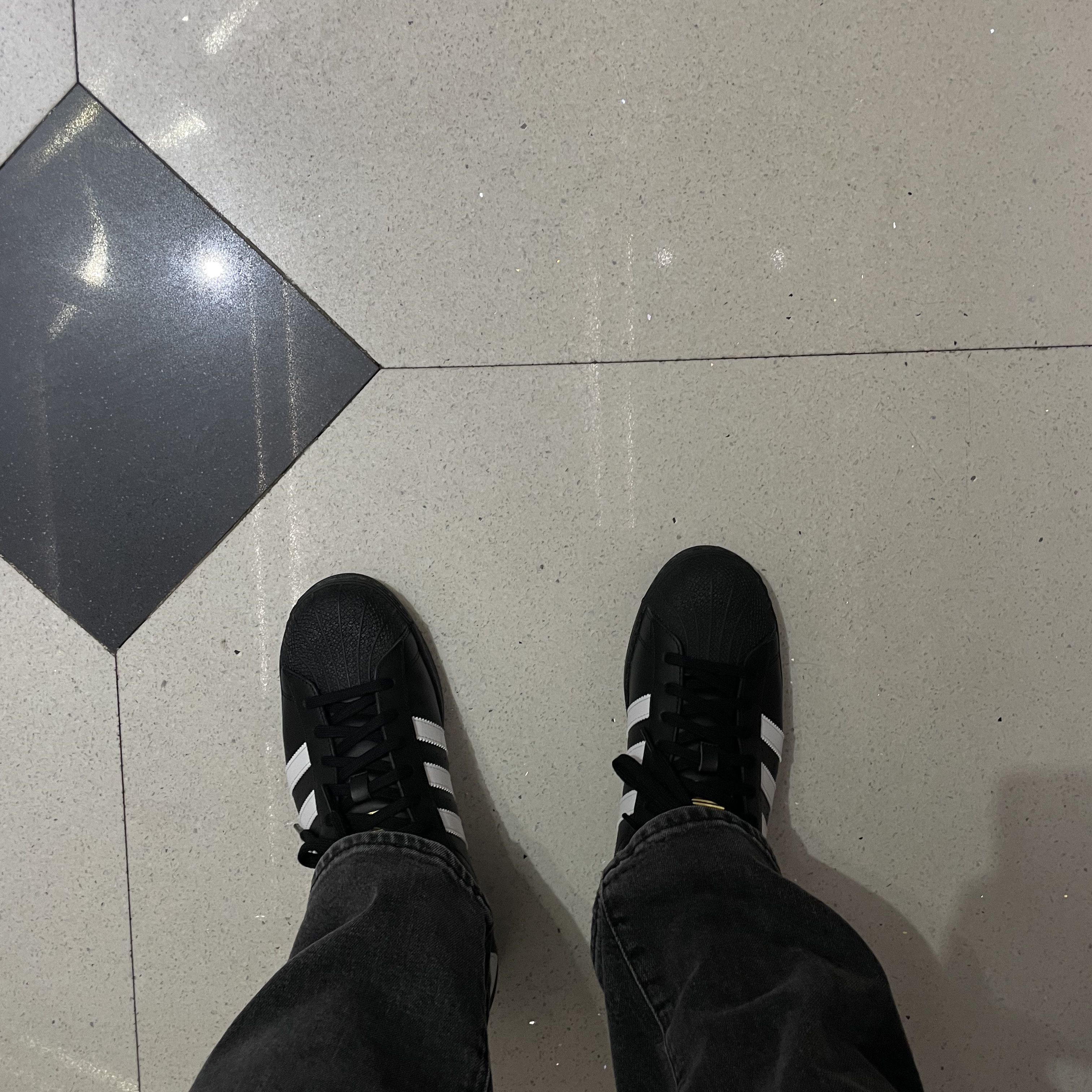 Adidas Superstar Core Black White 착용 스타일