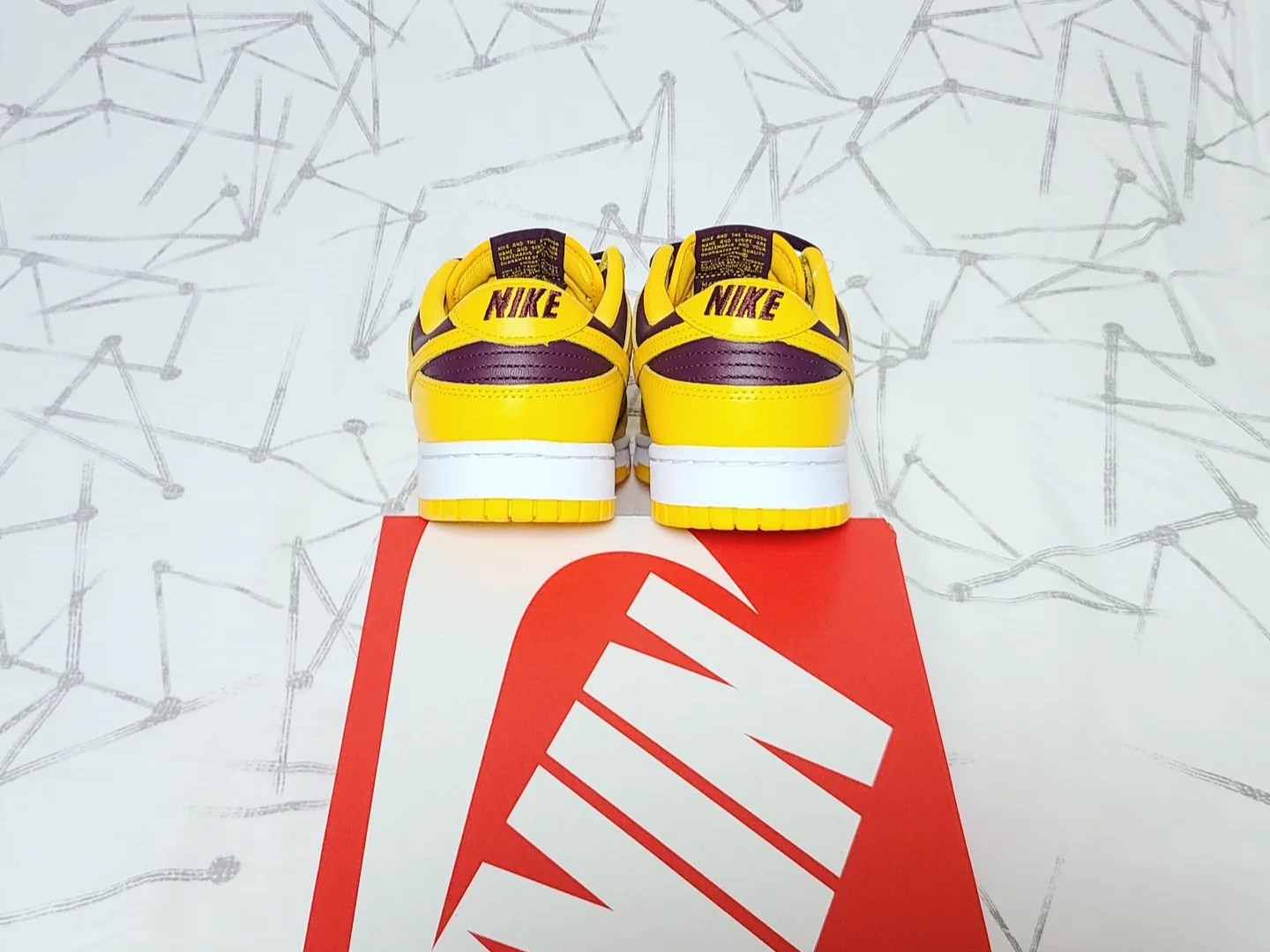 Nike Dunk Low Retro University Gold and Deep Maroon 착용 스타일 - 5
