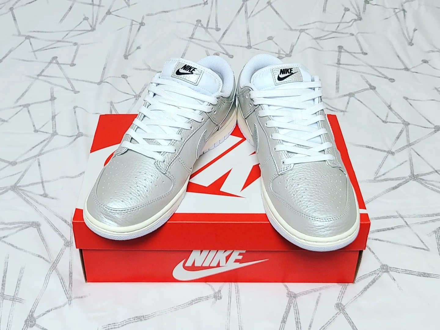 Nike Dunk Low SE Metallic Silver 착용 스타일 - 3