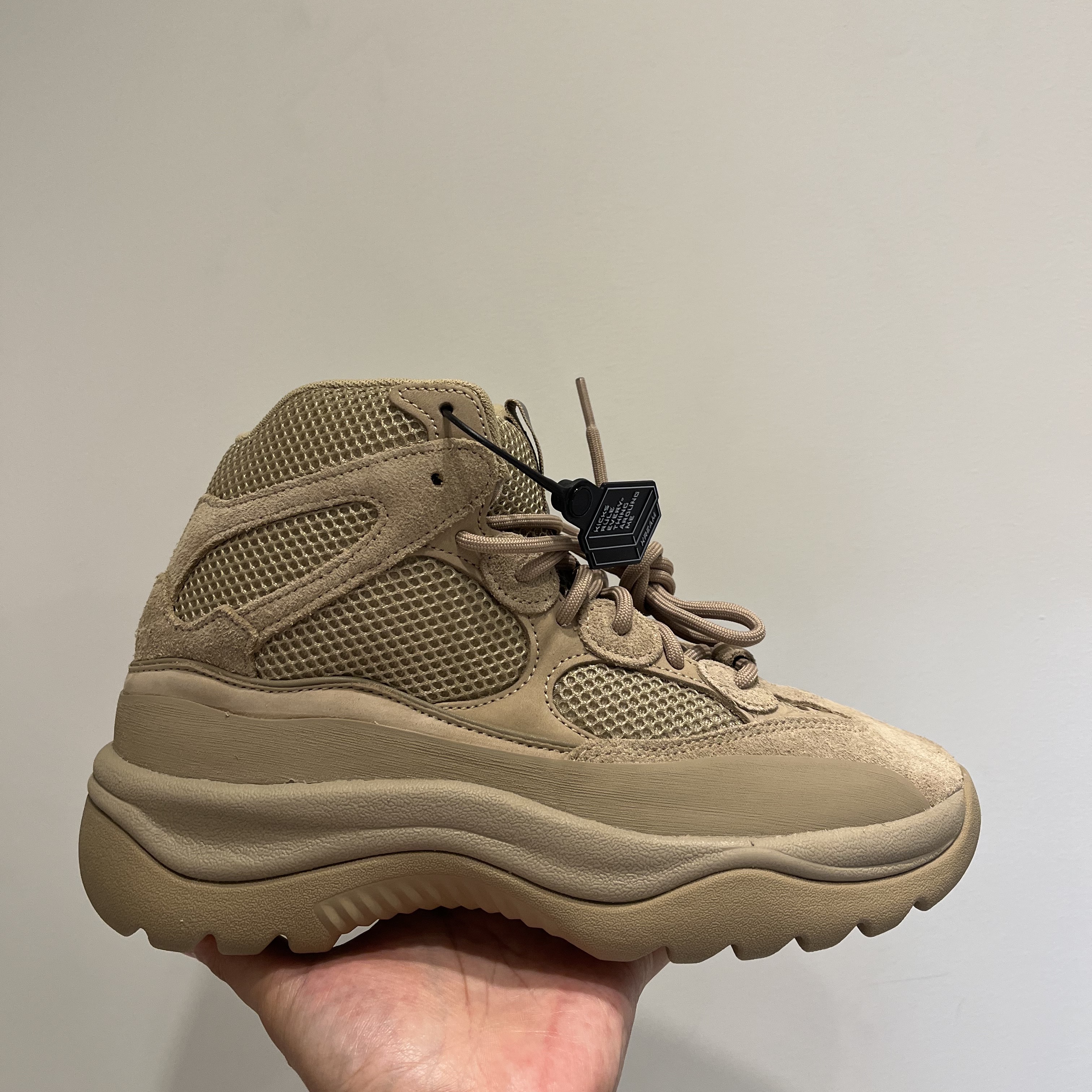 Adidas Yeezy Desert Boot Rock 착용 스타일