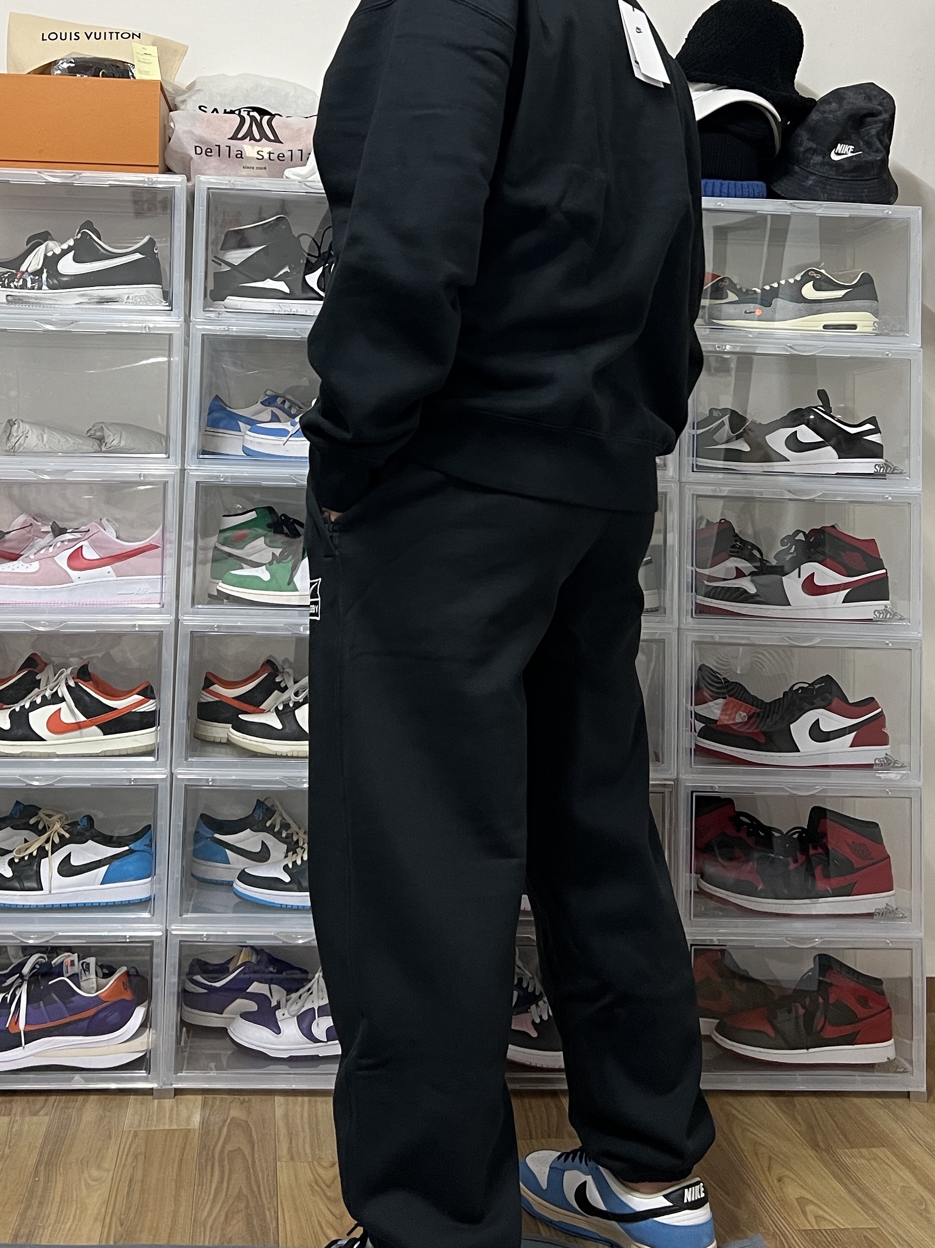 Nike x Stussy NRG Washed Fleece Crewneck Black (DO5310-010), Nike x Stussy NRG Washed Fleece Pants Black (DO5296-010) 착용 스타일 - 2
