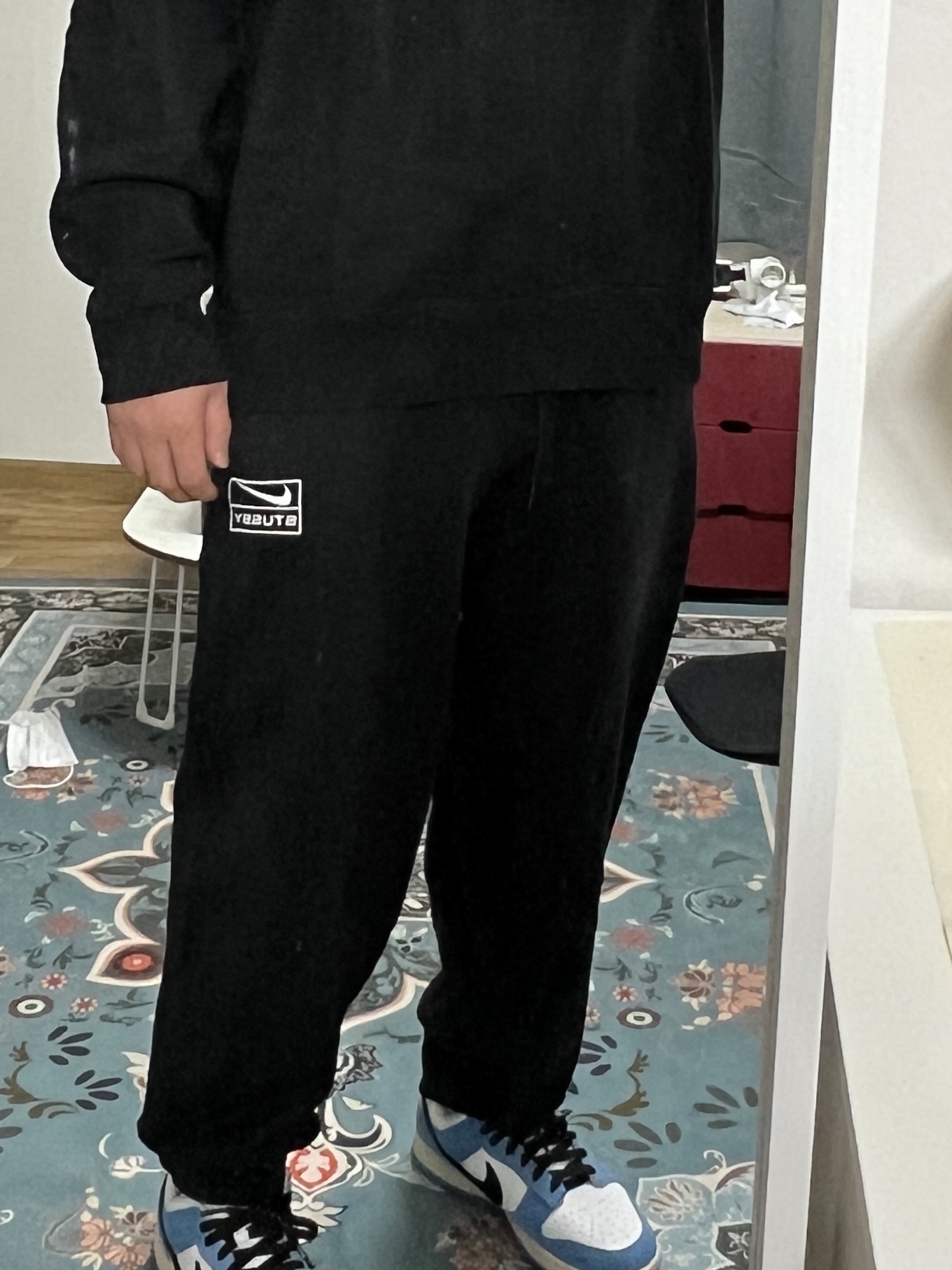 Nike x Stussy NRG Washed Fleece Crewneck Black (DO5310-010), Nike x Stussy NRG Washed Fleece Pants Black (DO5296-010) 착용 스타일 - 1
