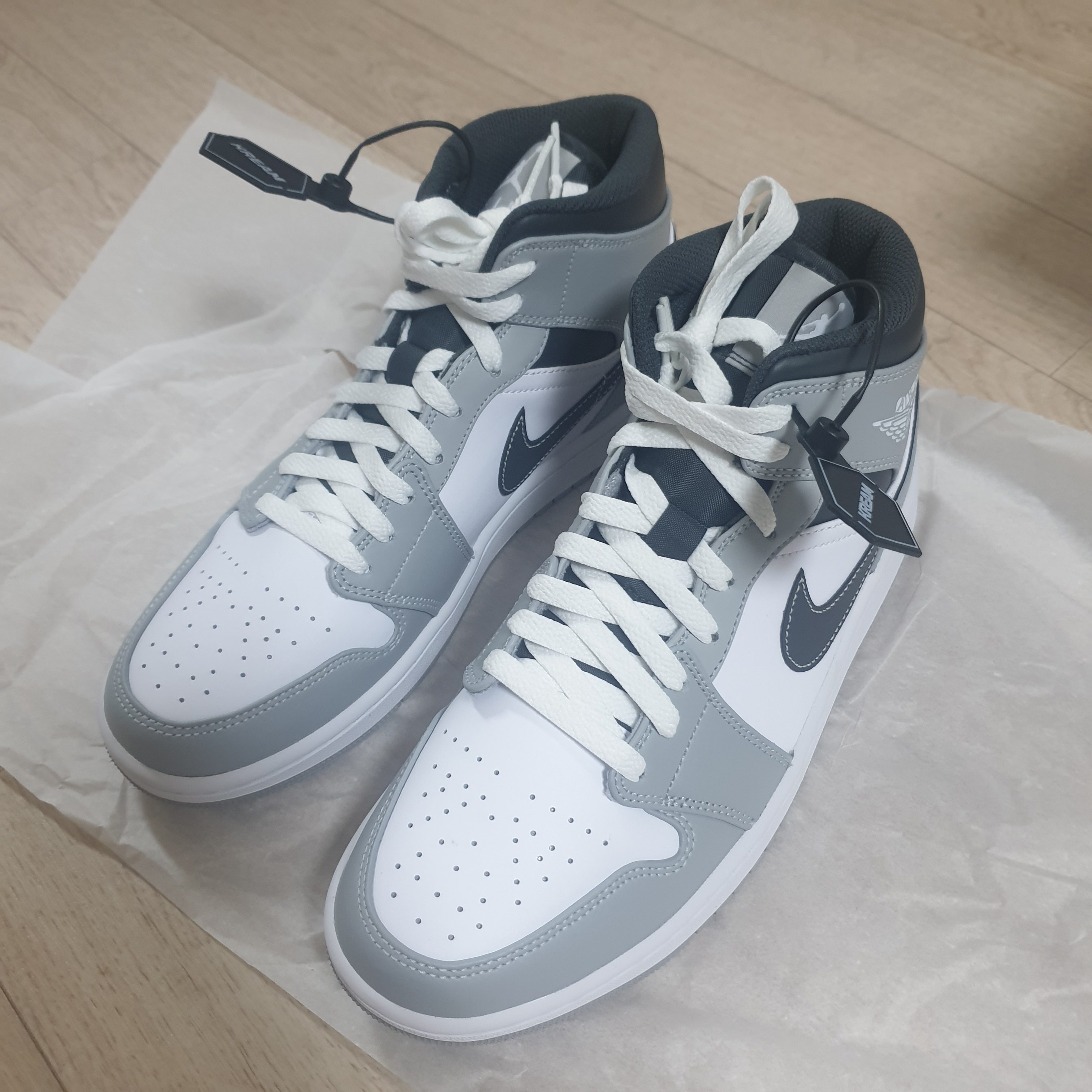 Jordan 1 Mid Light Smoke Grey 착용 스타일