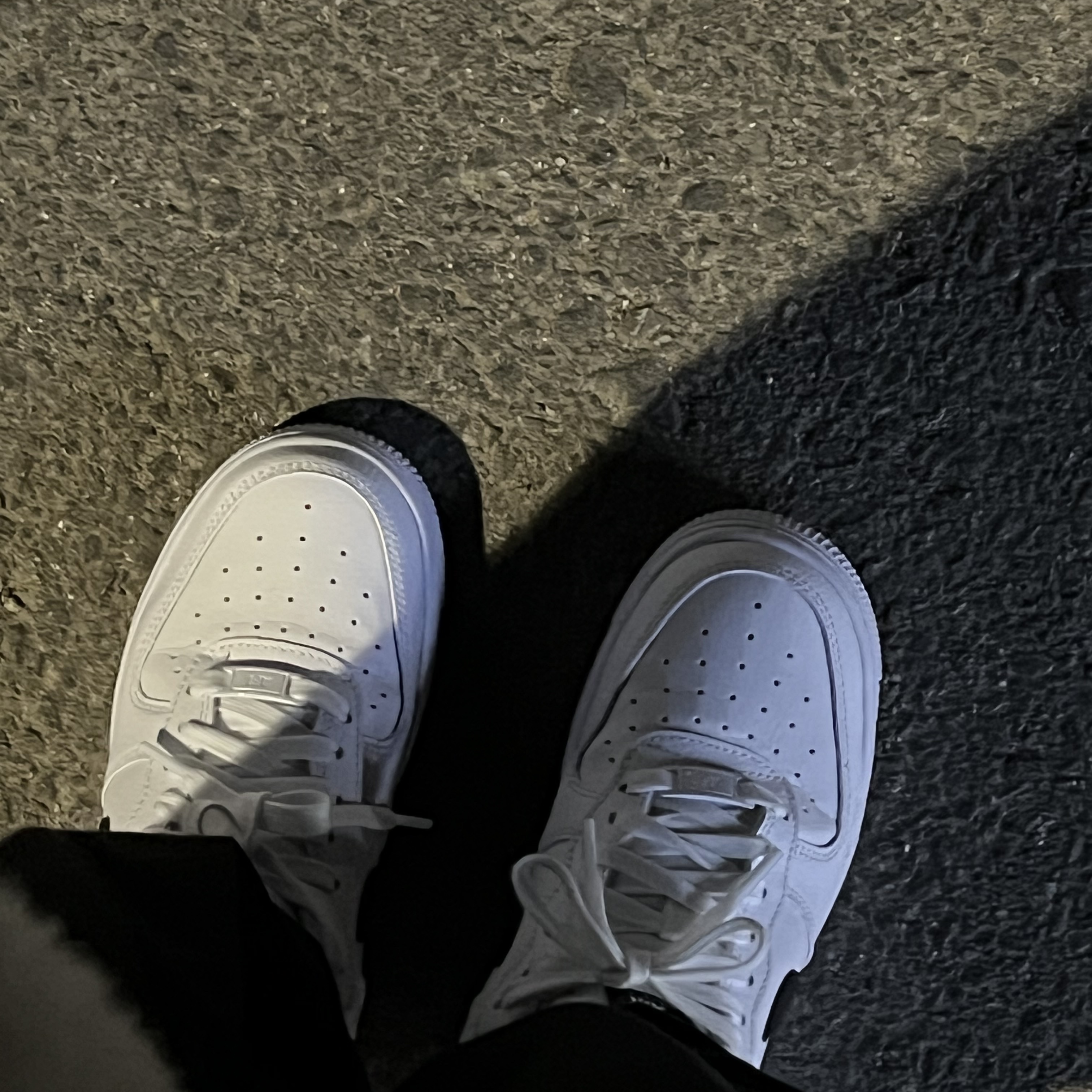 (W) Nike Air Force 1 '07 White Black 착용 스타일 - 1