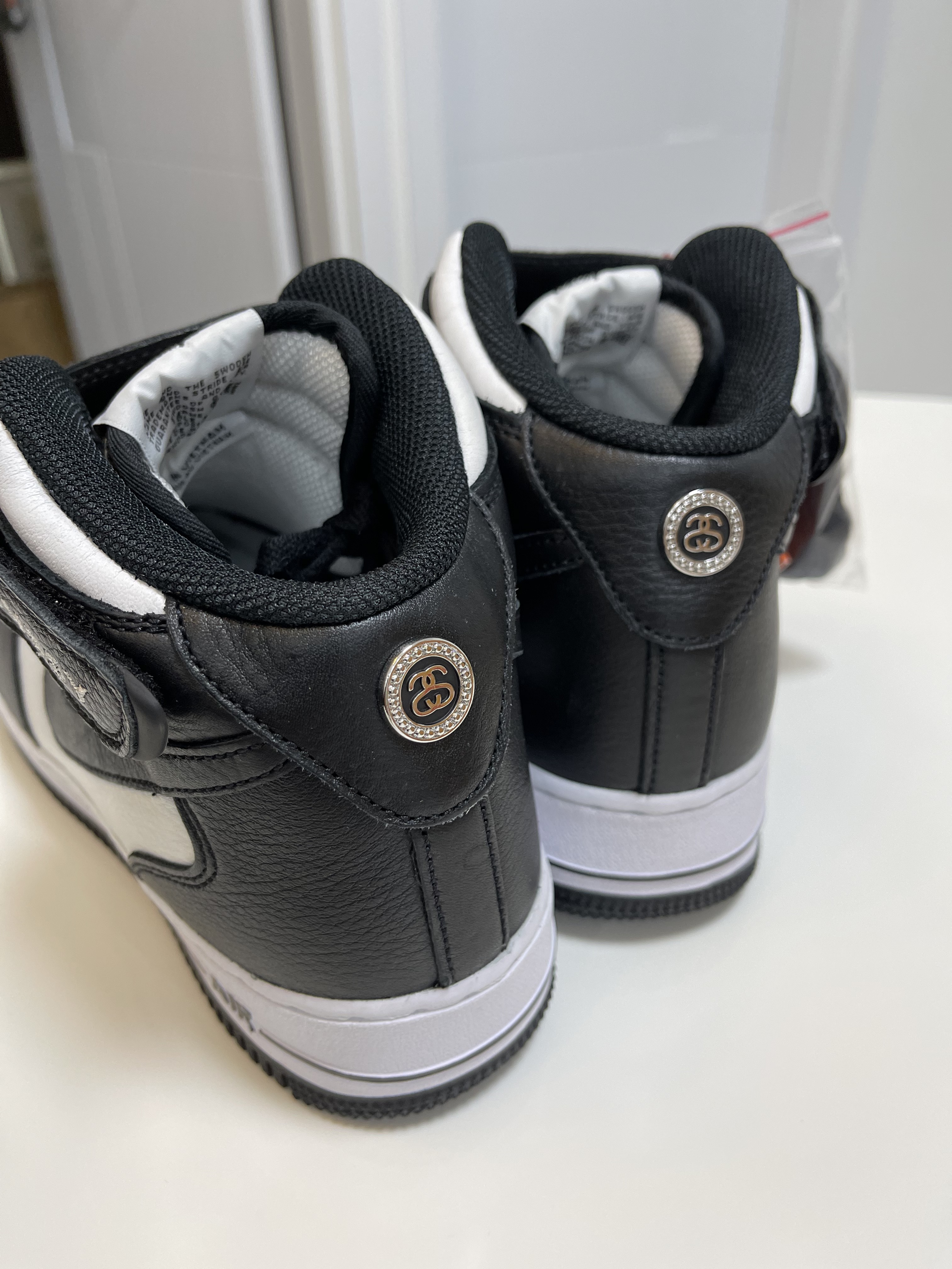 Nike x Stussy Air Force 1 '07 Mid SP Black and Light Bone 착용 스타일 - 3