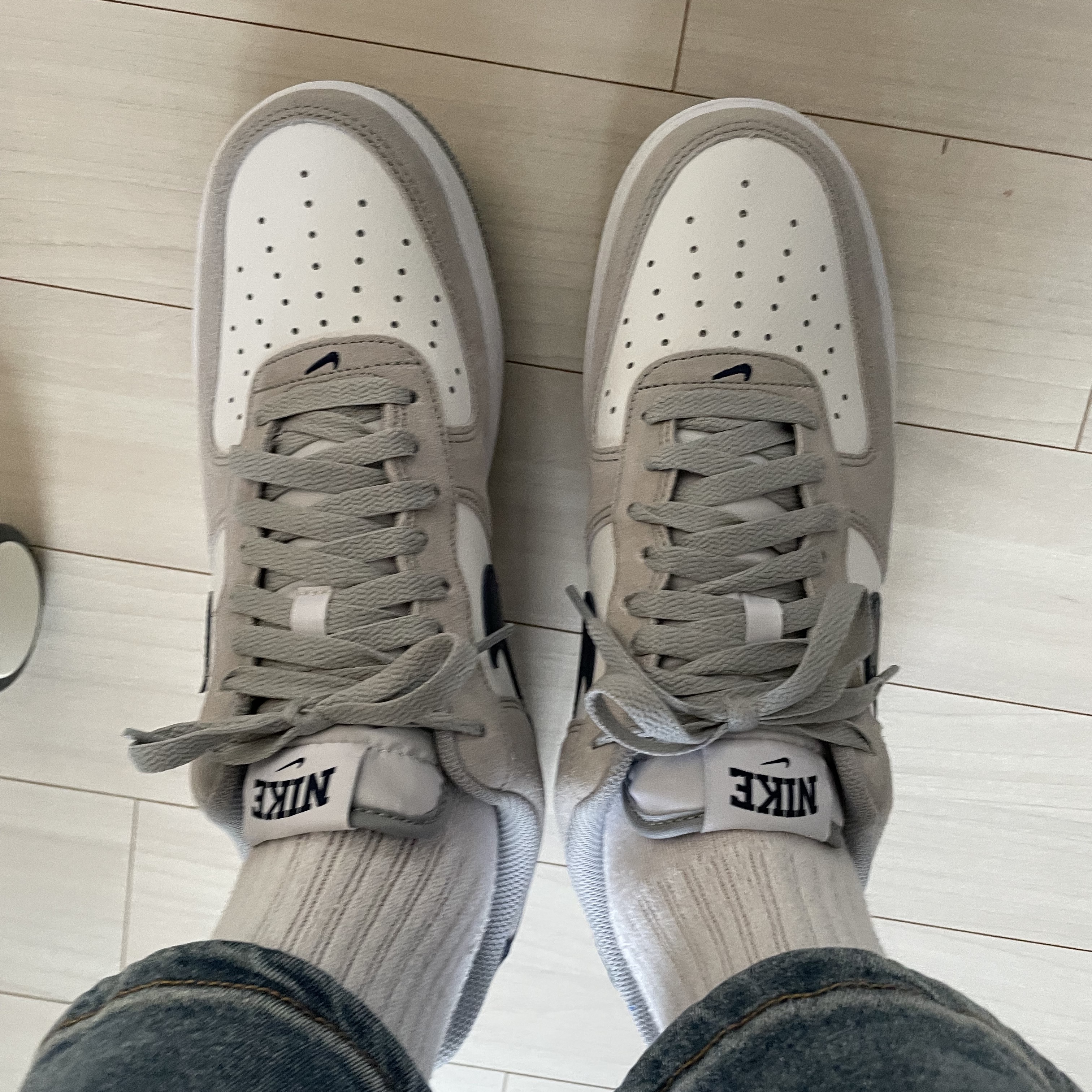 Nike Air Force 1 '07 Light Smoke Grey Midnight Navy 착용 스타일 - 2