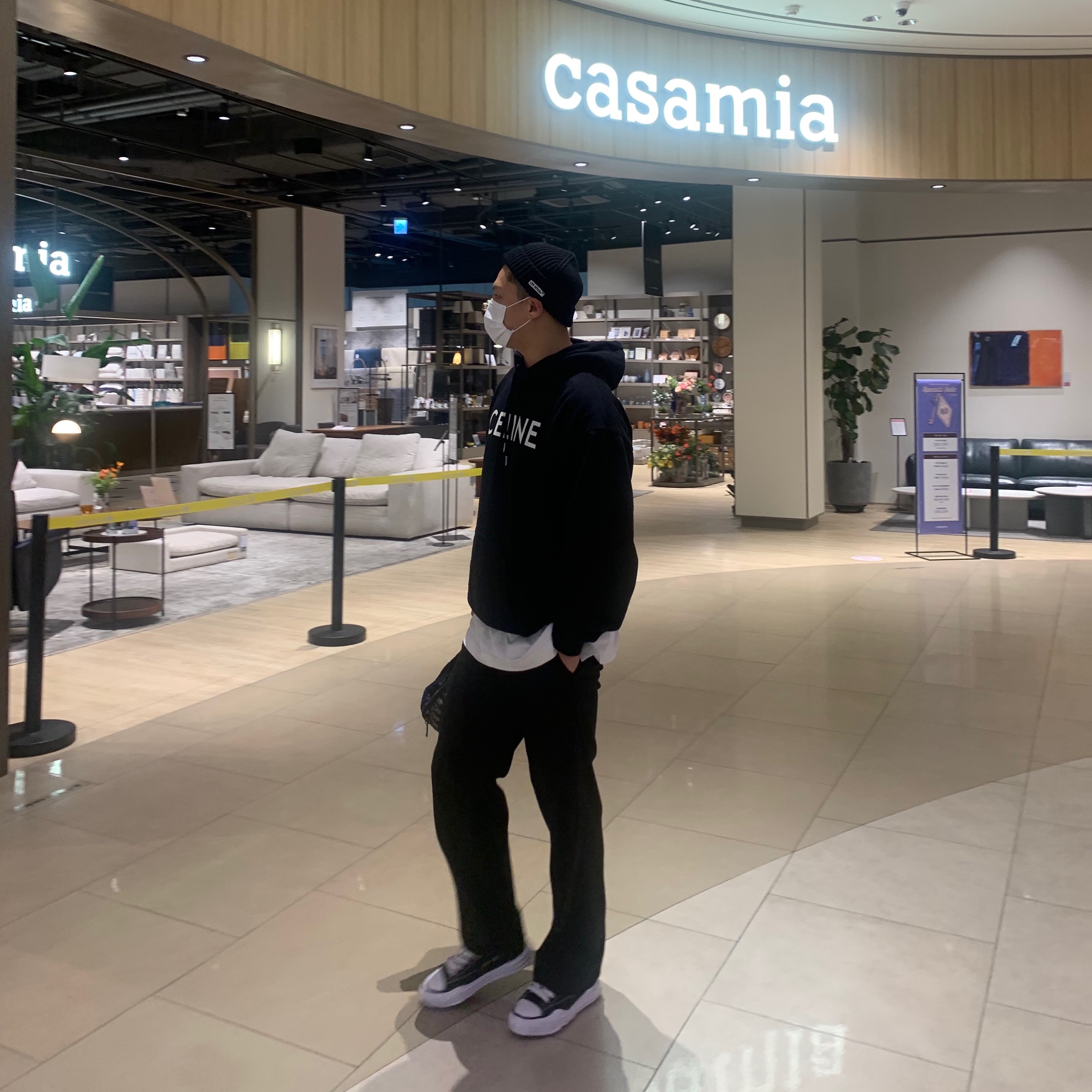 Celine Loose Hoodie in Cotton Fleece Black White, Maison Mihara Yasuhiro Peterson OG Sole Canvas Low Sneakers Black 착용 스타일