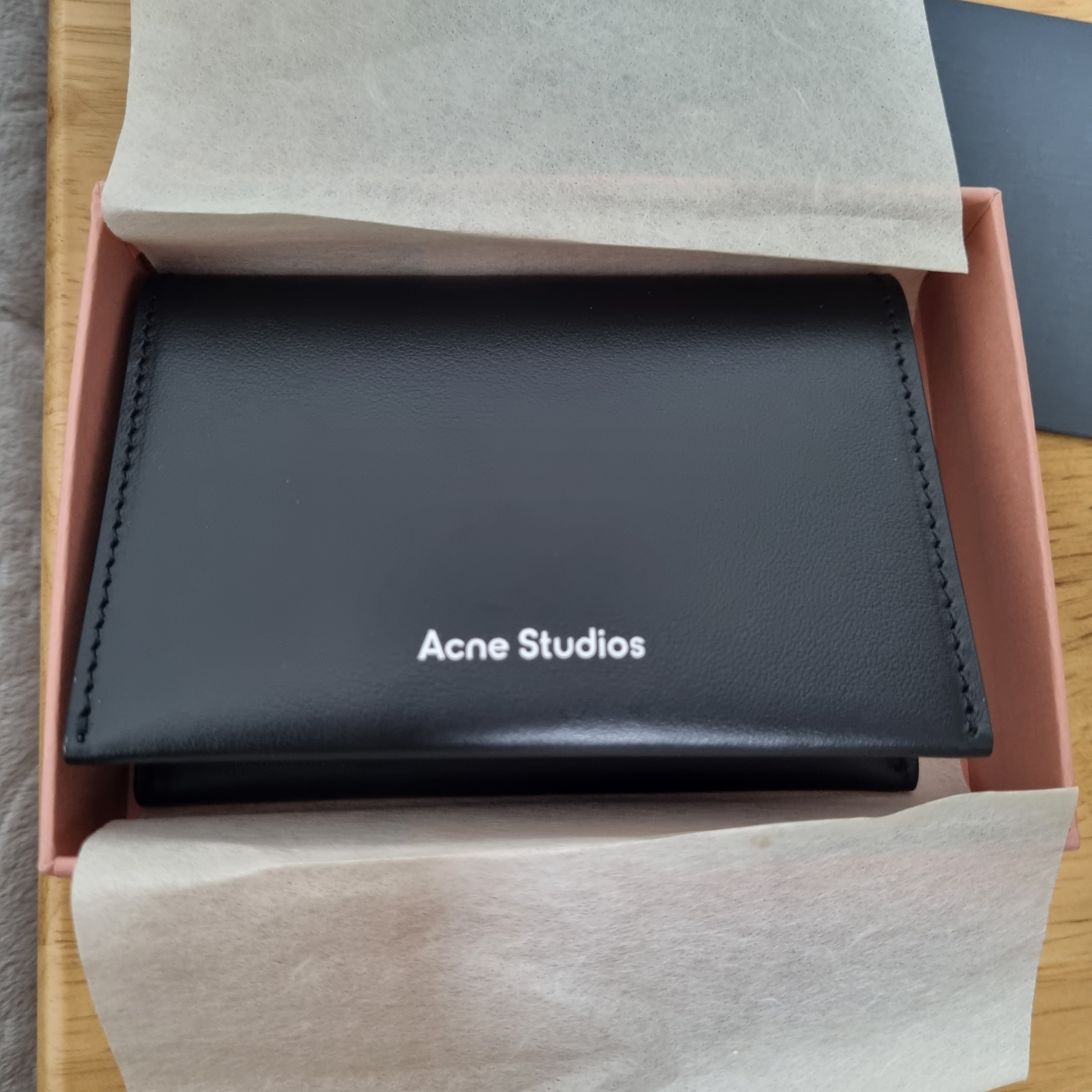 Acne Studios Bi-Fold Card Holder Black 착용 스타일