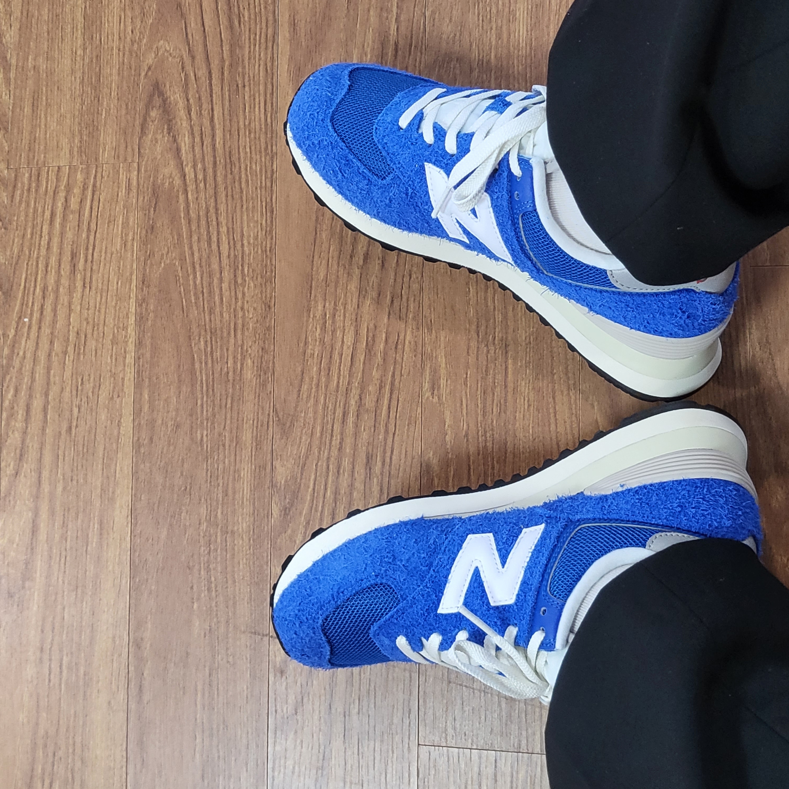 New Balance 574 Heritage Blue White 착용 스타일 - 2