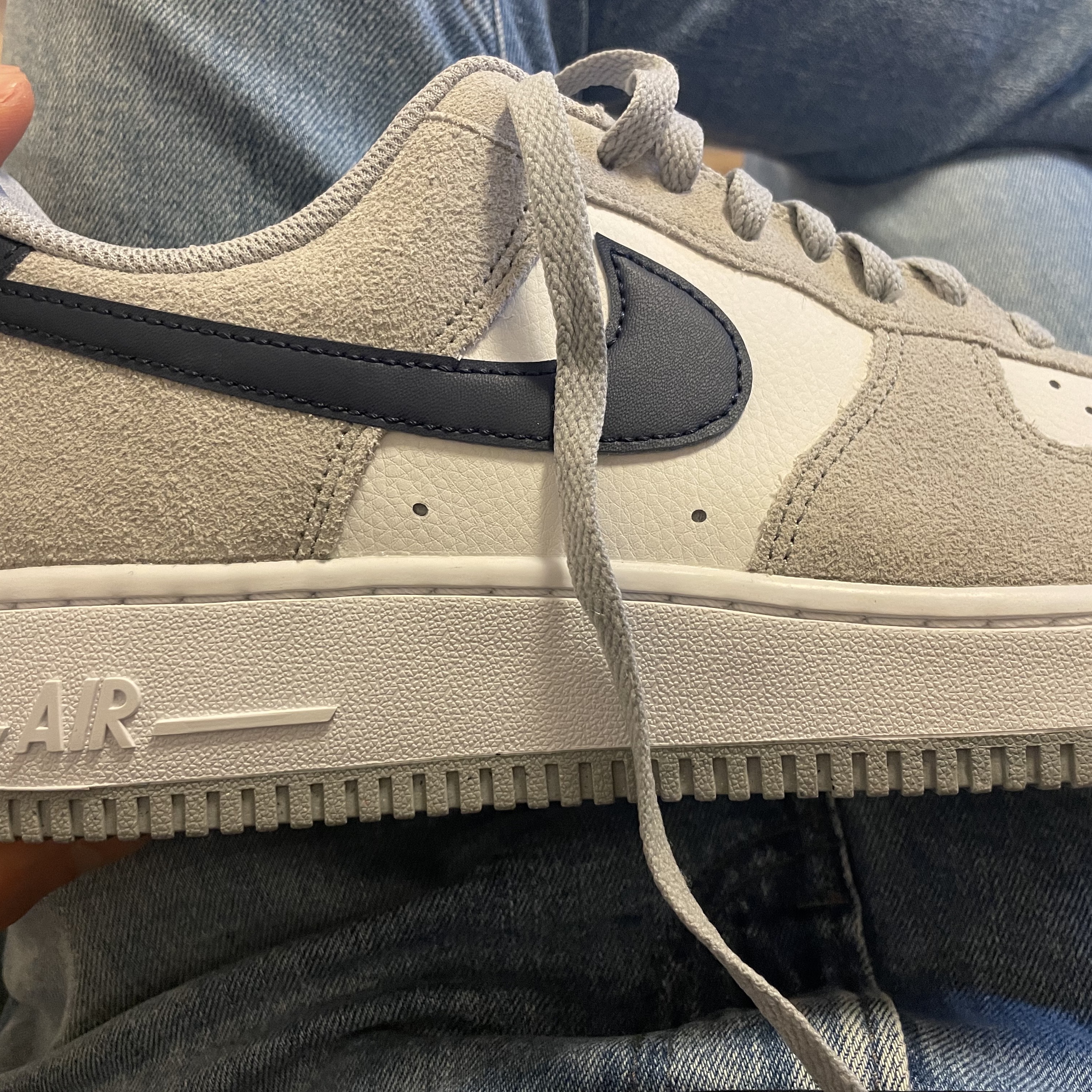 Nike Air Force 1 '07 Light Smoke Grey Midnight Navy 착용 스타일