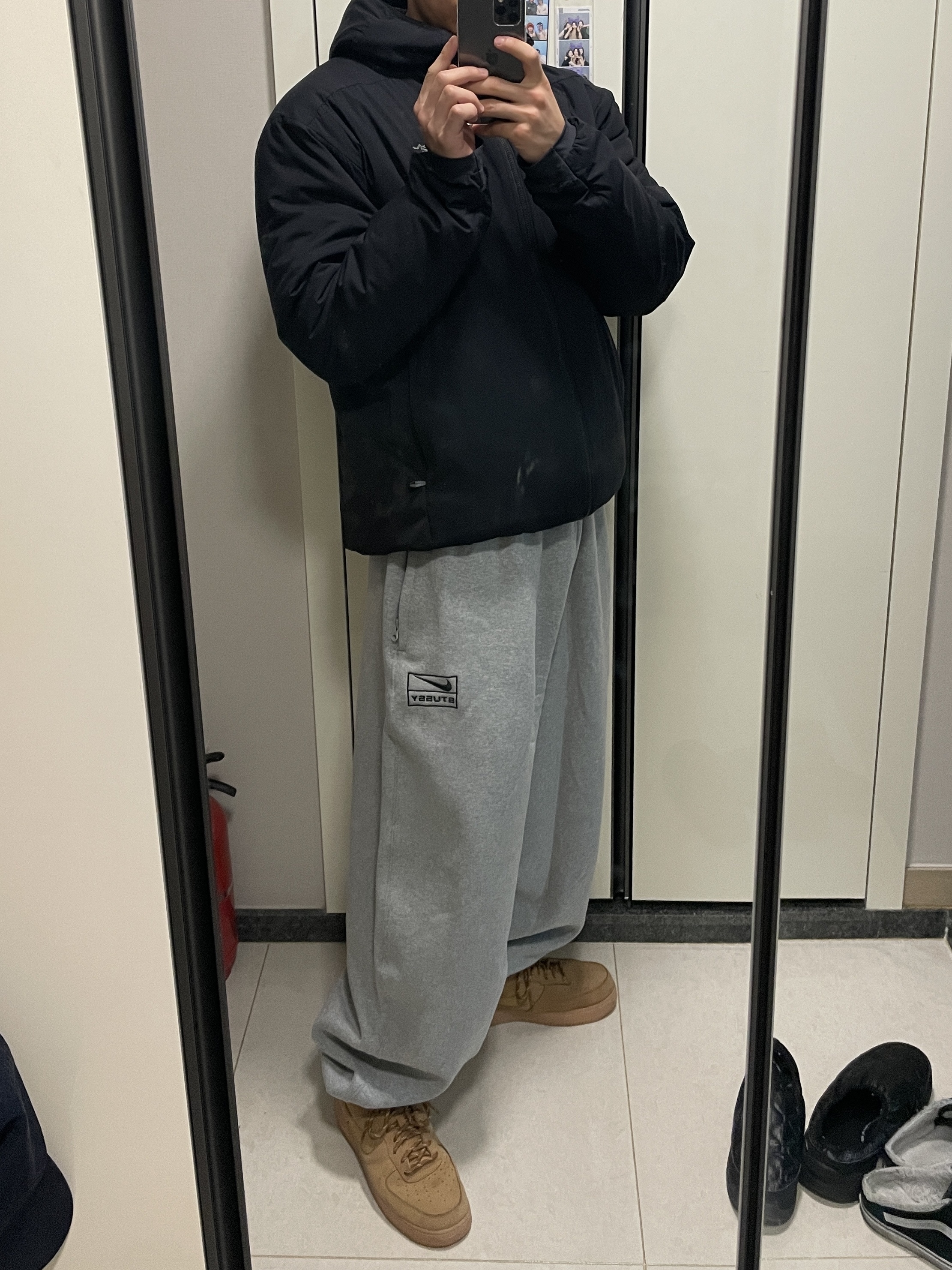 Nike x Stussy NRG Fleece Pants Dark Grey Heather (DO9340-063), Arc'teryx Atom LT Hoody Black 착용 스타일