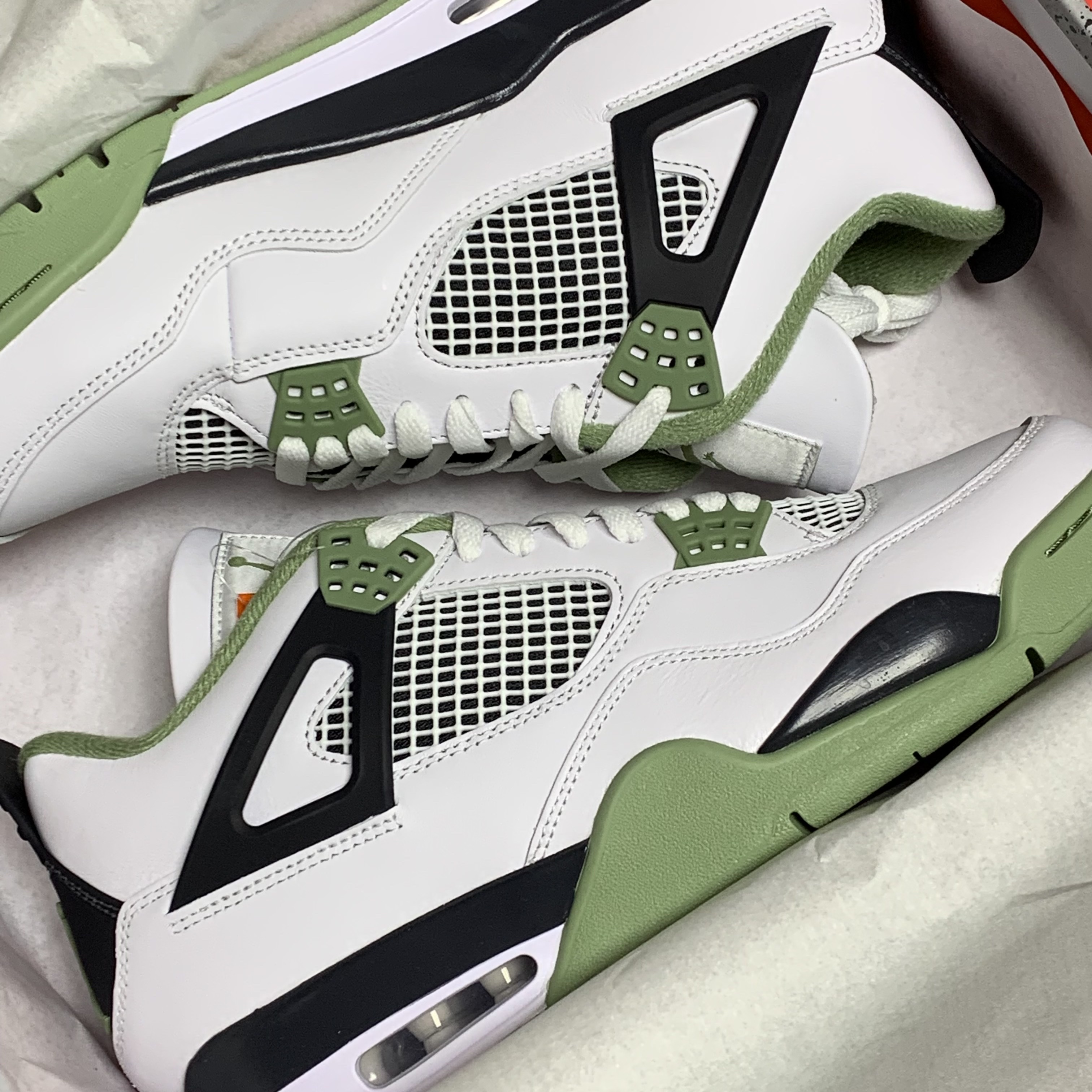 (W) Jordan 4 Retro Oil Green 착용 스타일