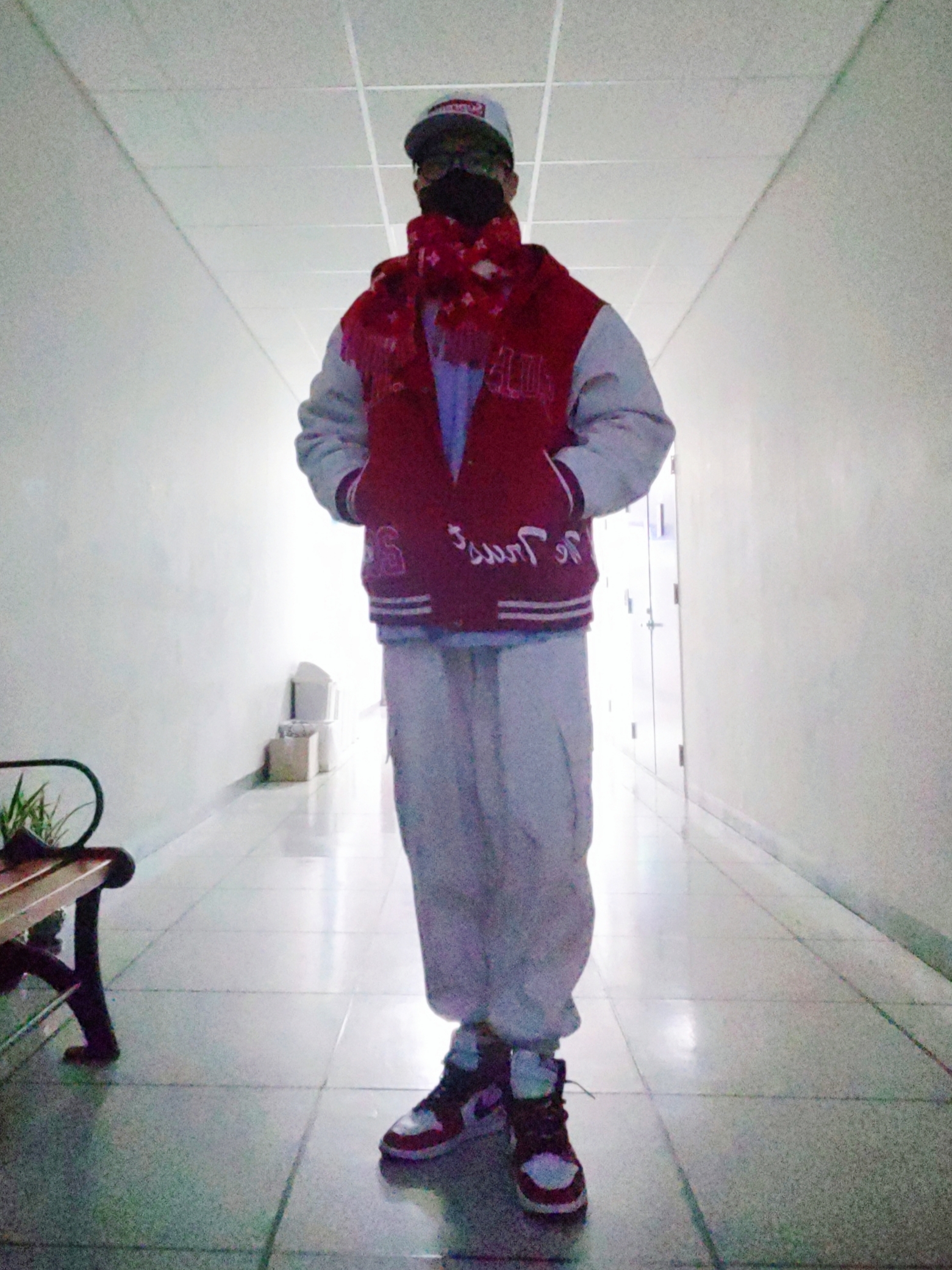Supreme Money Box Logo New Era White - 22FW, Supreme King Hooded Varsity Jacket Red - 20FW 착용 스타일