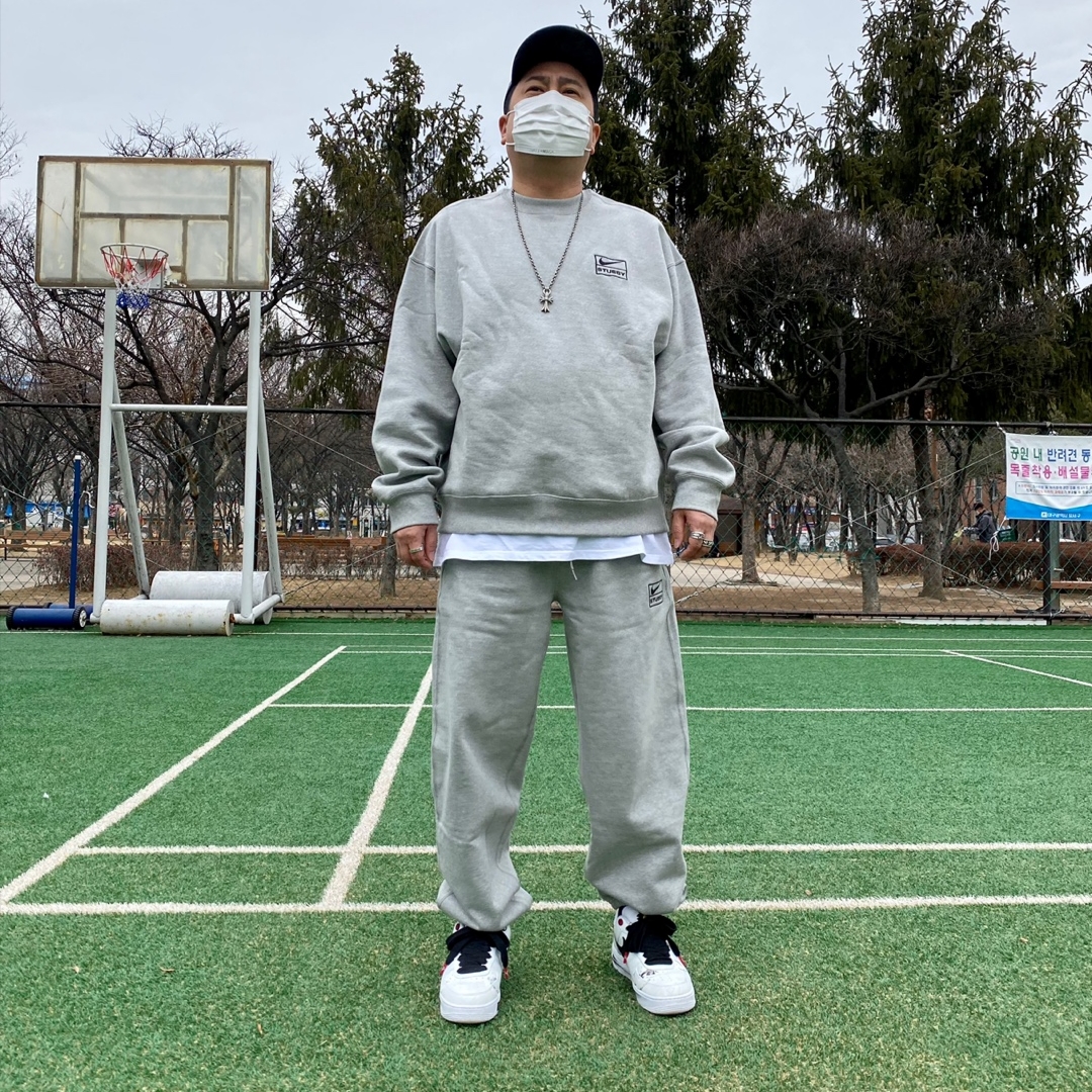 Nike x Stussy NRG Fleece Crewneck Dark Grey Heather (DO9337-063), Nike x Stussy NRG Fleece Pants Dark Grey Heather (DO9340-063) 착용 스타일 - 2