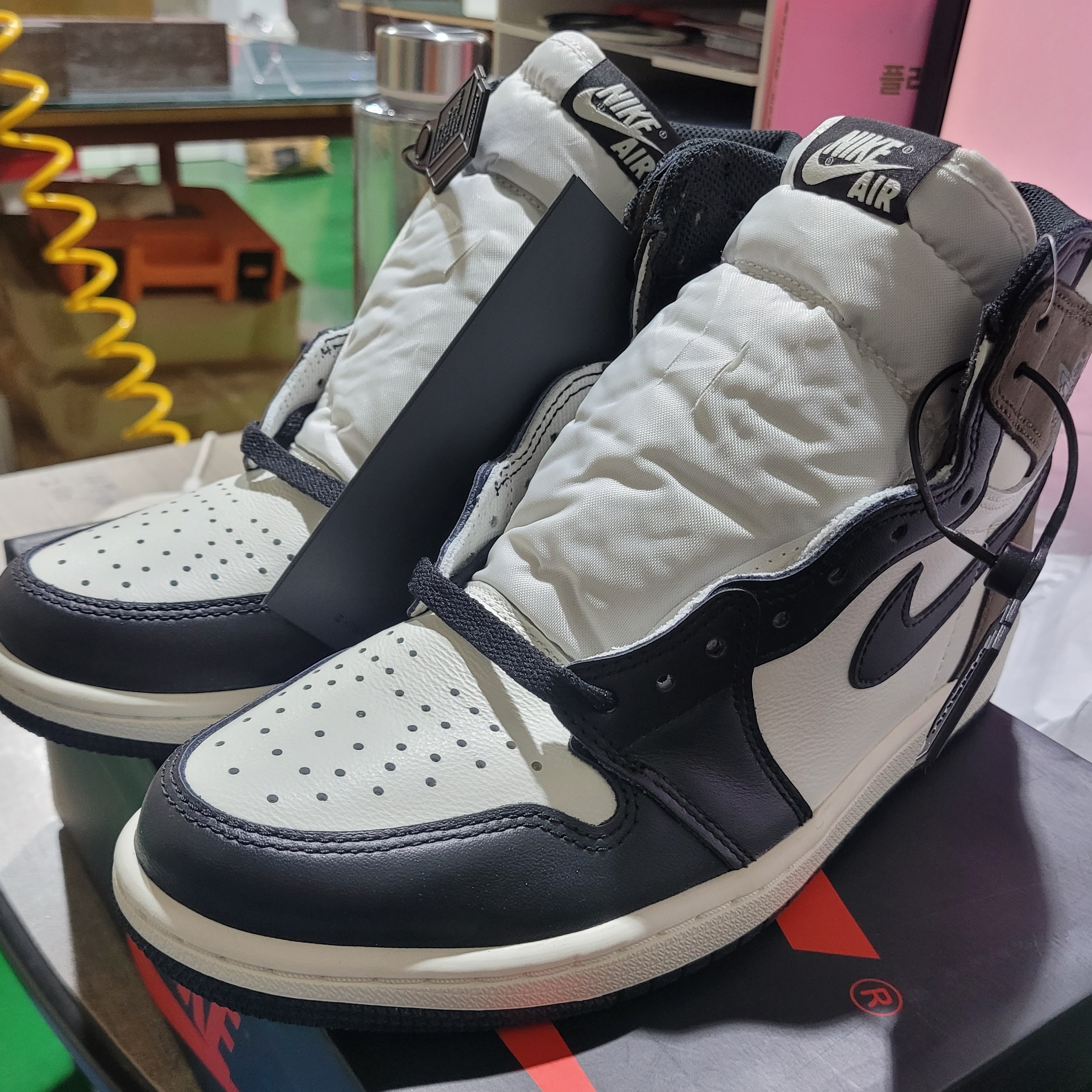 Jordan 1 Retro High OG Black Mocha 착용 스타일 - 3