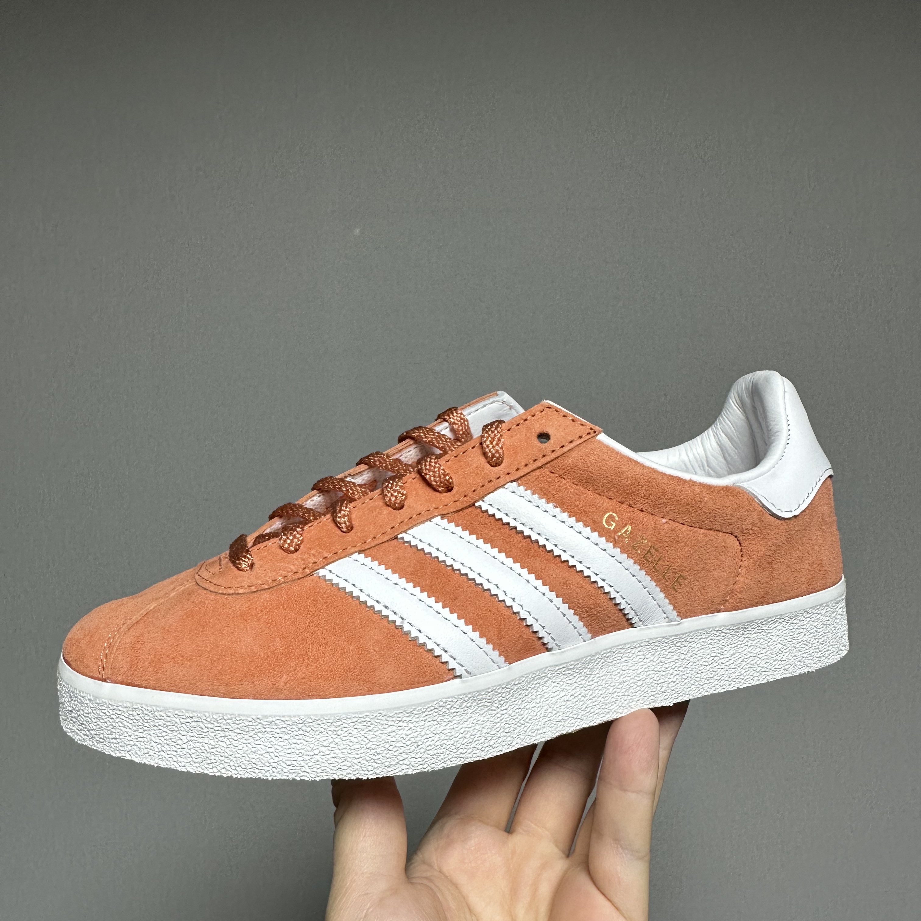 Adidas Gazelle 85 Super Coral 착용 스타일 - 1