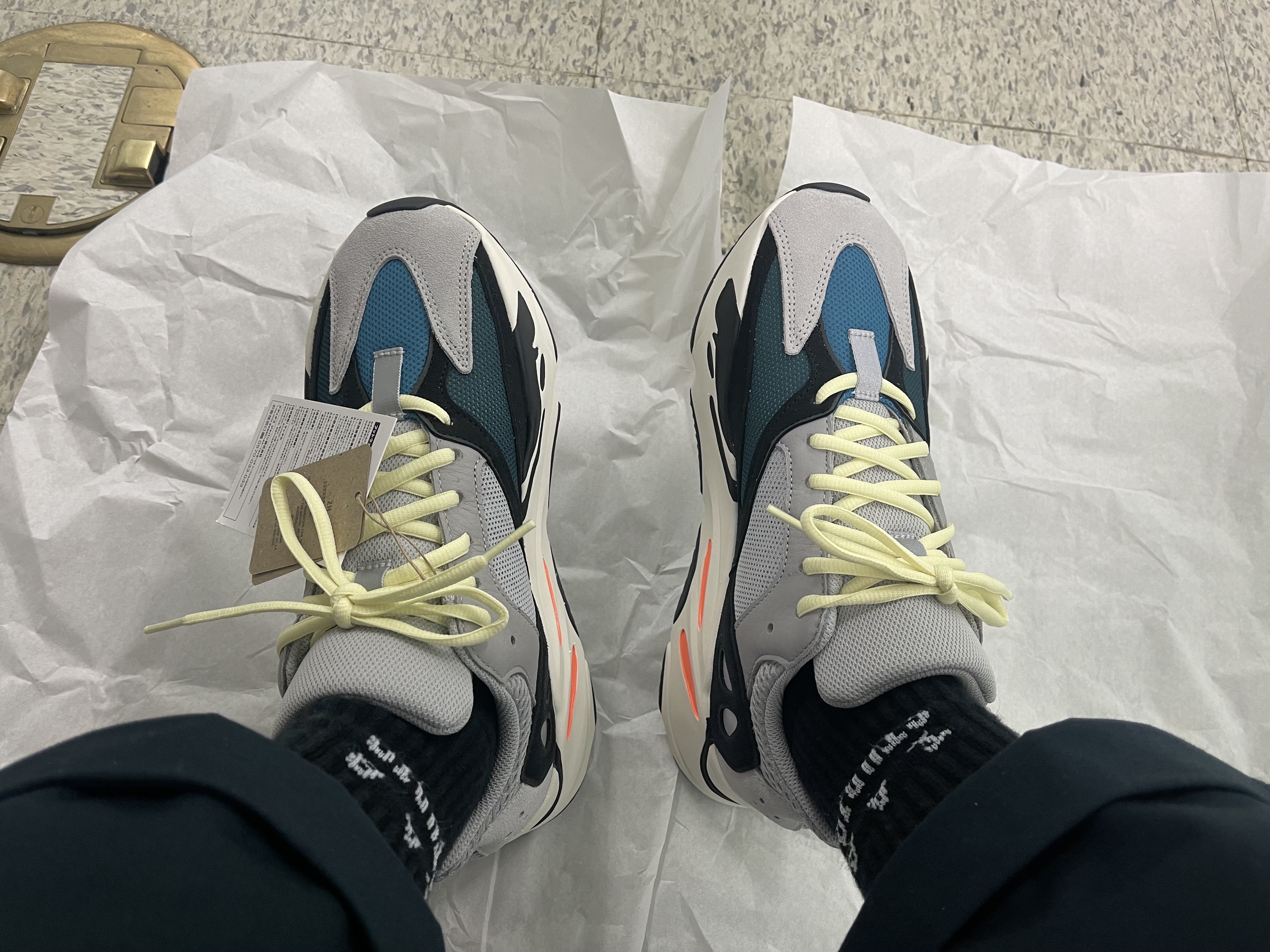 Adidas Yeezy Boost 700 Wave Runner Solid Grey 2021/2022 착용 스타일 - 2