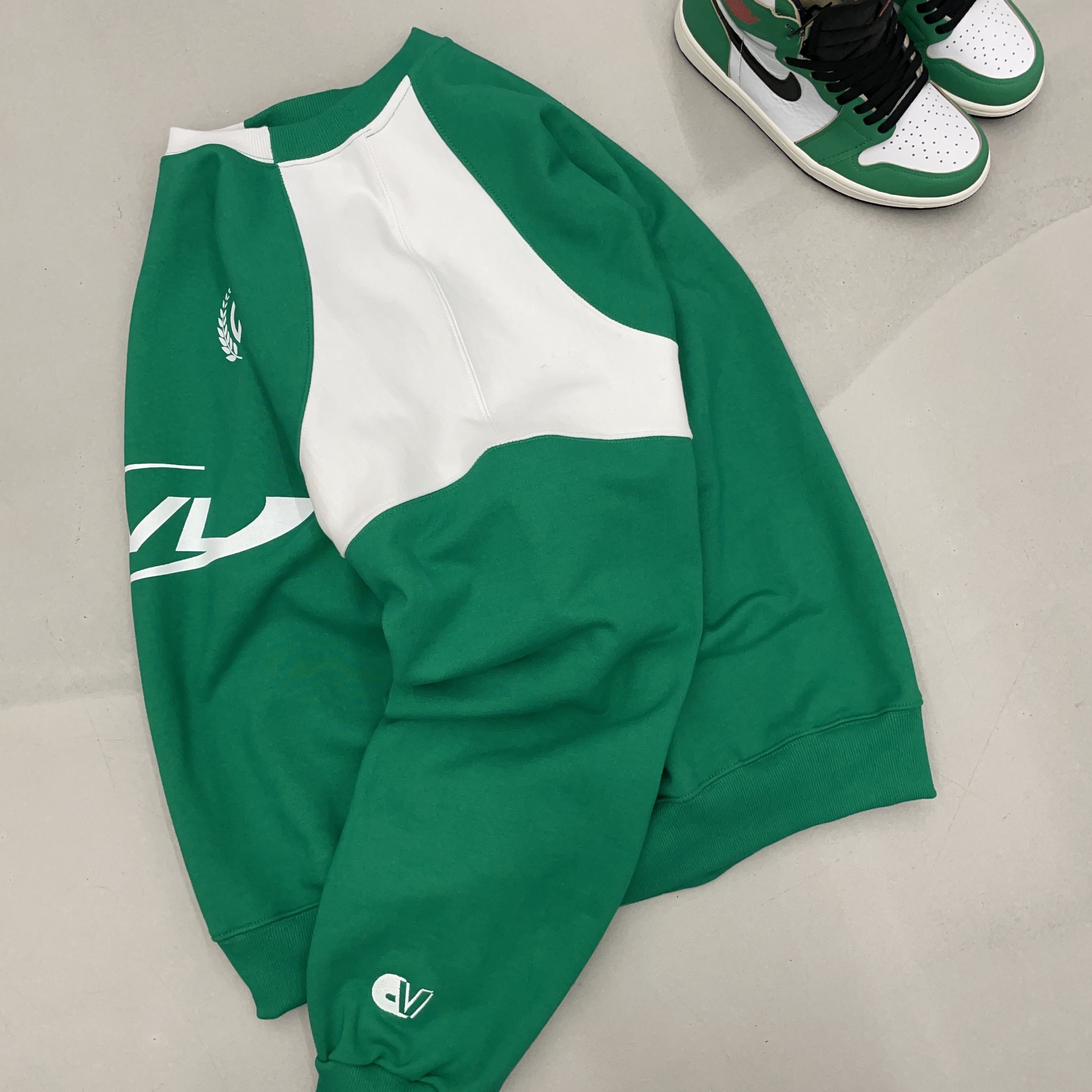 (W) Jordan 1 Retro High OG Lucky Green, Jordan 1 Low Hyper Royal 착용 스타일 - 3