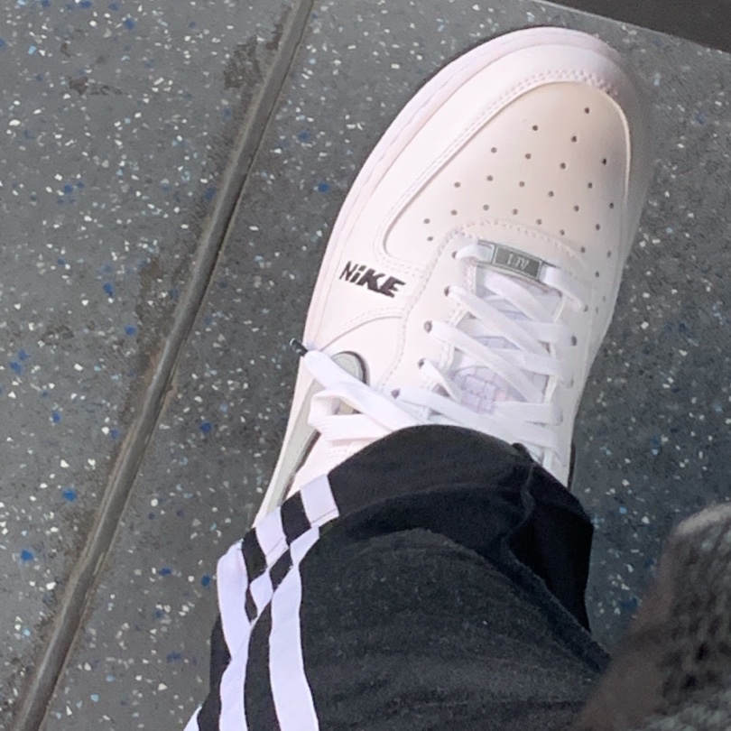 Nike Air Force 1 '07 LV8 White Black Wolf Grey 착용 스타일 - 2