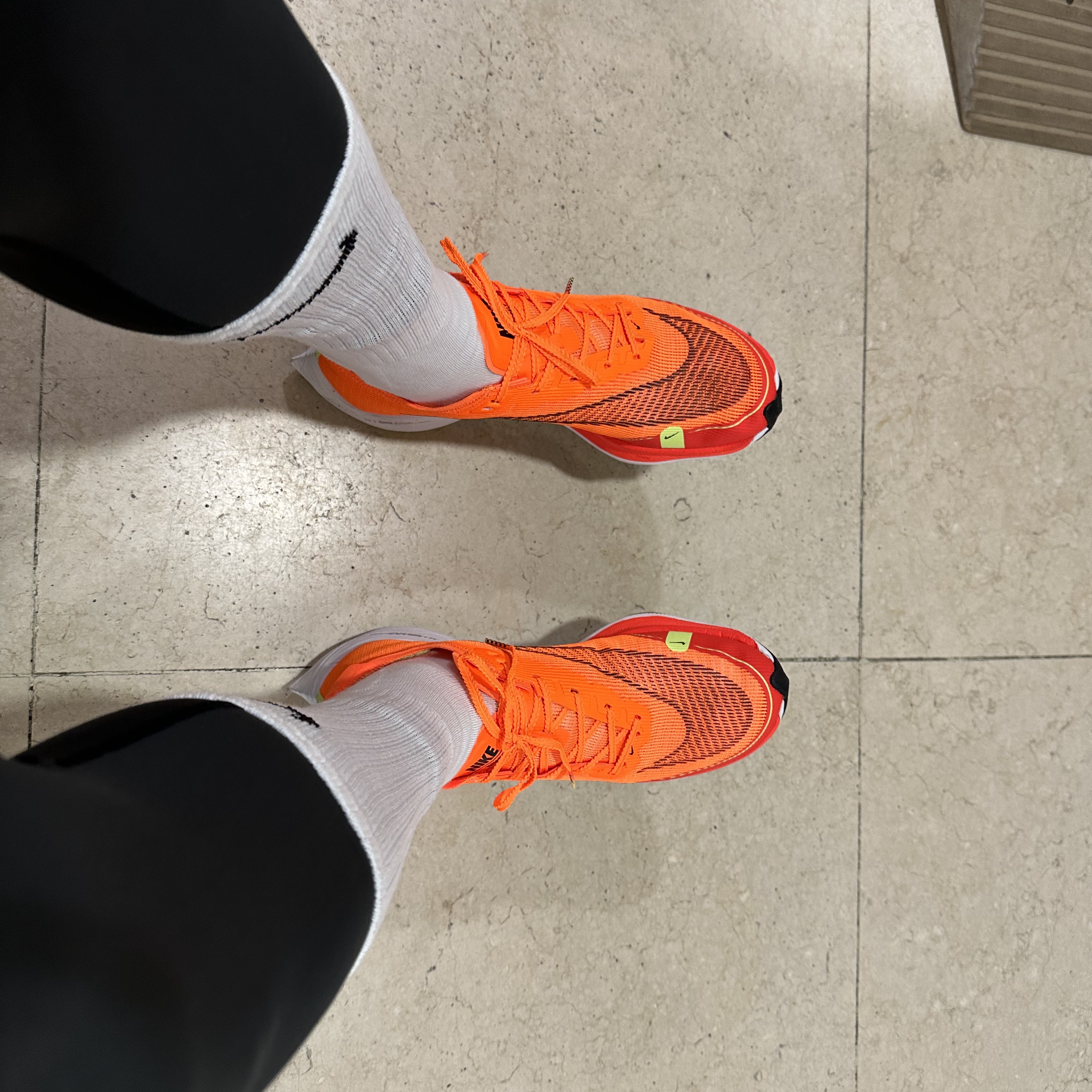 Nike ZoomX Vaporfly Next% 2 Total Orange 착용 스타일 - 1