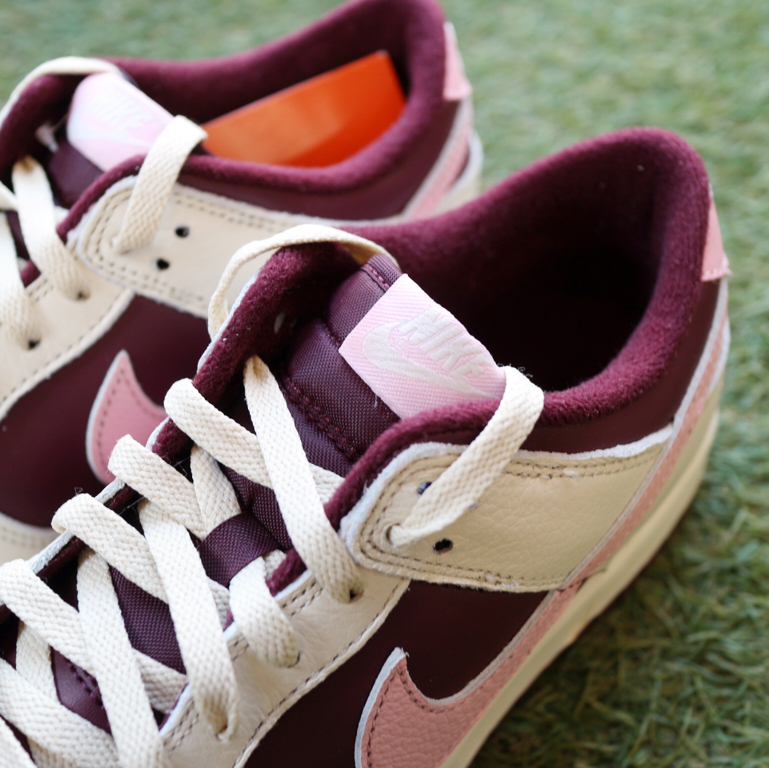 NIke Dunk Low Retro Night Maroon and Medium Soft Pink 착용 스타일 - 3